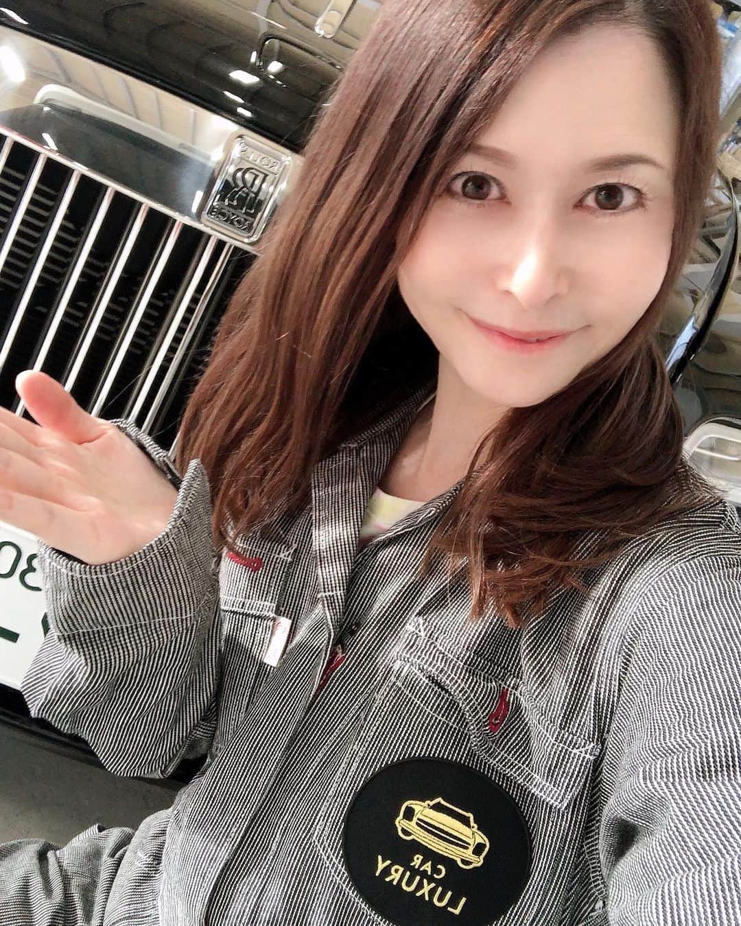 のインスタグラム：「久しぶりのモール磨き✴️ 綺麗になりました♫  仕事中の私の心拍… 普段どれだけ動いてないかバレバレです😭  #ロールスロイス #rollsroyce  #ロールスロイスファントム  #ロールスロイスゴースト  #モール磨き #car_luxury_nagoya  #高級車 #luxurycars #luxury  #車好きな人と繋がりたい  #趣味 #車女子 #つなぎコーデ  #ウェラブル #スマートウォッチ  #心拍数上がる #guardian  #つなぎコーデ #小鳥寿未代」