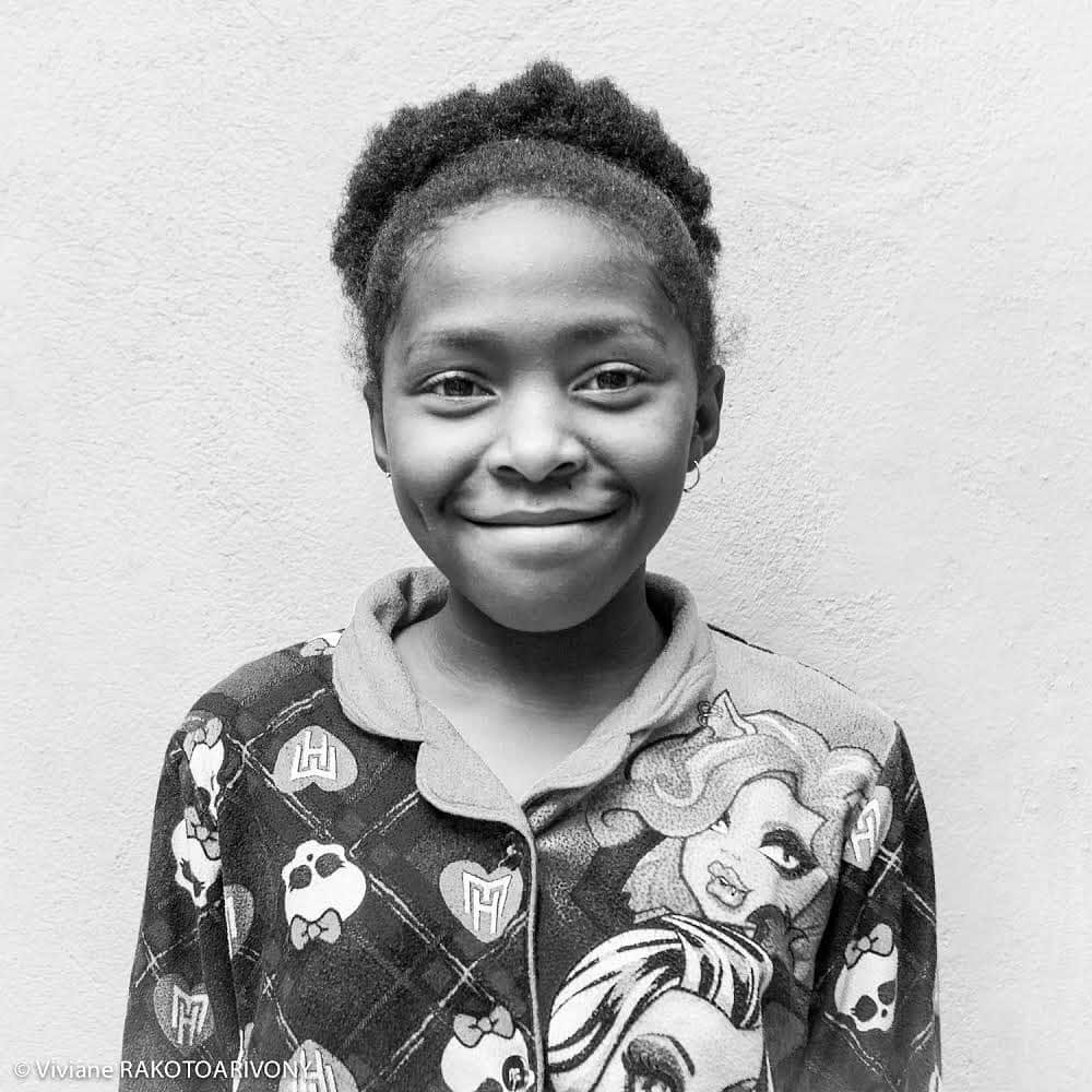 ジャマンピュエッシュのインスタグラム：「Do you remember our project with @viviane.rakotoarivony ? With the purchase of a raffia bag, you made a donation to support families in need in Madagascar. The collected money were used to send these and other children to school. Every child has the right to go to school and you can still make an input to Viviane project’s by buying one of her photos.」