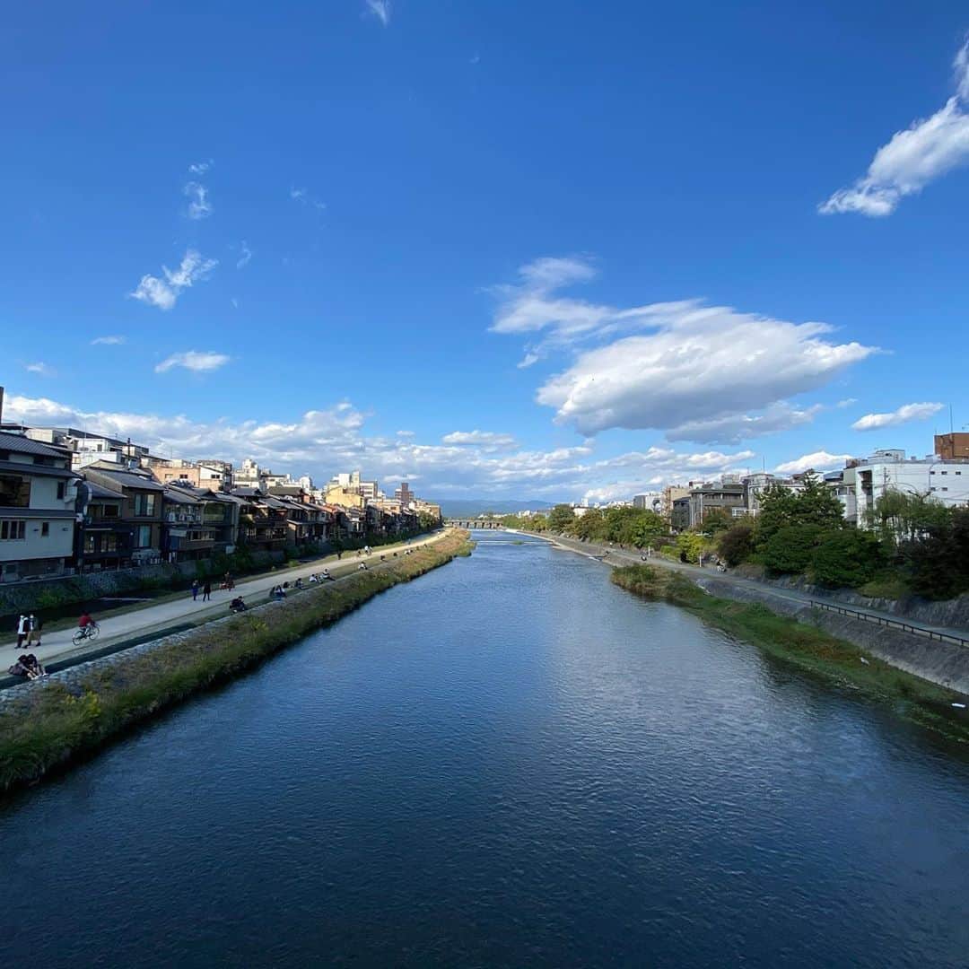 川崎麻世さんのインスタグラム写真 - (川崎麻世Instagram)「京都生まれの俺、四条大橋から鴨川の眺めていたら、命の源が充電出来た気がした。ここから４キロ程上流に赤ん坊の頃に家があり、記憶にはないがよく行水していたらしい。 だから川﨑麻世は川好き麻世なのかも💦 橋の袂にある女性の銅像は歌舞伎の始まりである。阿国歌舞伎の出雲御国である。これを題材にした舞台に二本出ていて相手役の名古屋山三郎を演じた。 すぐ近くにある南座では滝沢歌舞伎が上演されていてファンの方たちで賑わっていた。  #京都へ行こう #京都旅 #四条大橋からの鴨川  #阿国歌舞伎 #出雲阿国像  #滝沢歌舞伎京都 #川﨑麻世 #川崎麻世 #京都生まれ」10月27日 10時13分 - mayokawasaki