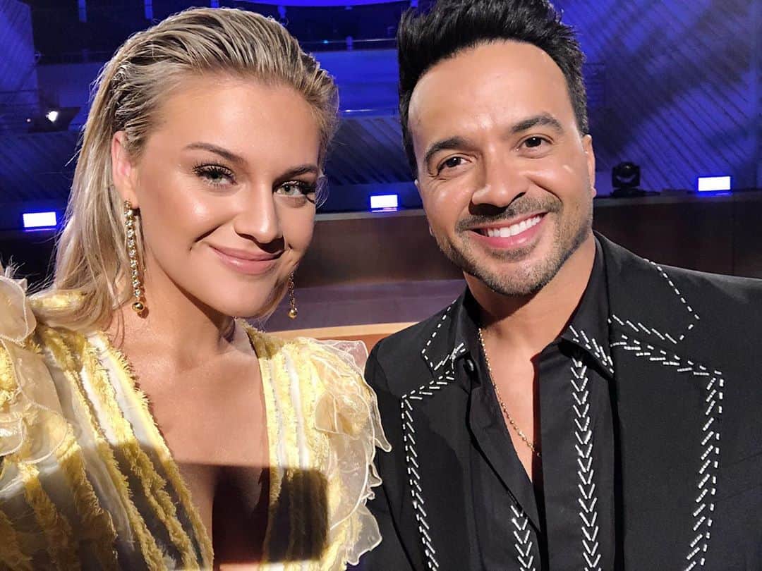 Kelsea Balleriniのインスタグラム：「it is my absolute honor to be singing Girasoles (sunflowers) with the incredible @luisfonsi tonight on “Momento Latino”. I clearly tried my hardest to look like the song 🌻🌻🌻」