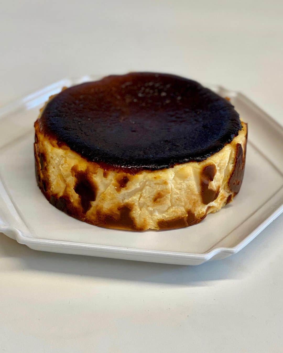 秋山具義さんのインスタグラム写真 - (秋山具義Instagram)「『6th by ORIENTAL HOTEL』のバスクチーズケーキが美味しいと聞いて、レシピをインスタで公開してたので作ってみました。﻿ ﻿ 今までよりクリームチーズの量が2倍なので、直径15cmの型は前と同じなので液量自体が多い、つまり容積が大きくなるので、真ん中まで火が入りきらなくて液体状で、それを冷凍してから外にだして溶け始めると真ん中から溶けていくので、トロ〜ッとしたチーズケーキになるんだ！とわかりました。﻿ ﻿ めっちゃ美味しくできた。﻿ 次は、グラニュー糖少なめにしてレモンジュースを増やしてみようかな。﻿ ﻿ ﻿ (直径15cmの型 1台分)﻿ クリームチーズ　400g﻿ グラニュー糖　160g﻿ 卵　160g﻿ 生クリーム(乳脂肪分47%) 200g﻿ 薄力粉　8g﻿ コンスターチ　4g﻿ レモンジュース　4g﻿ ﻿ 予熱したオーブン250℃で25分。﻿ 粗熱とってから冷凍庫で一晩。﻿ 冷凍庫から出して半解凍でお湯で温めたナイフでカット。﻿ ﻿ #モジャメガネ焼き菓子部」10月27日 10時20分 - gugitter