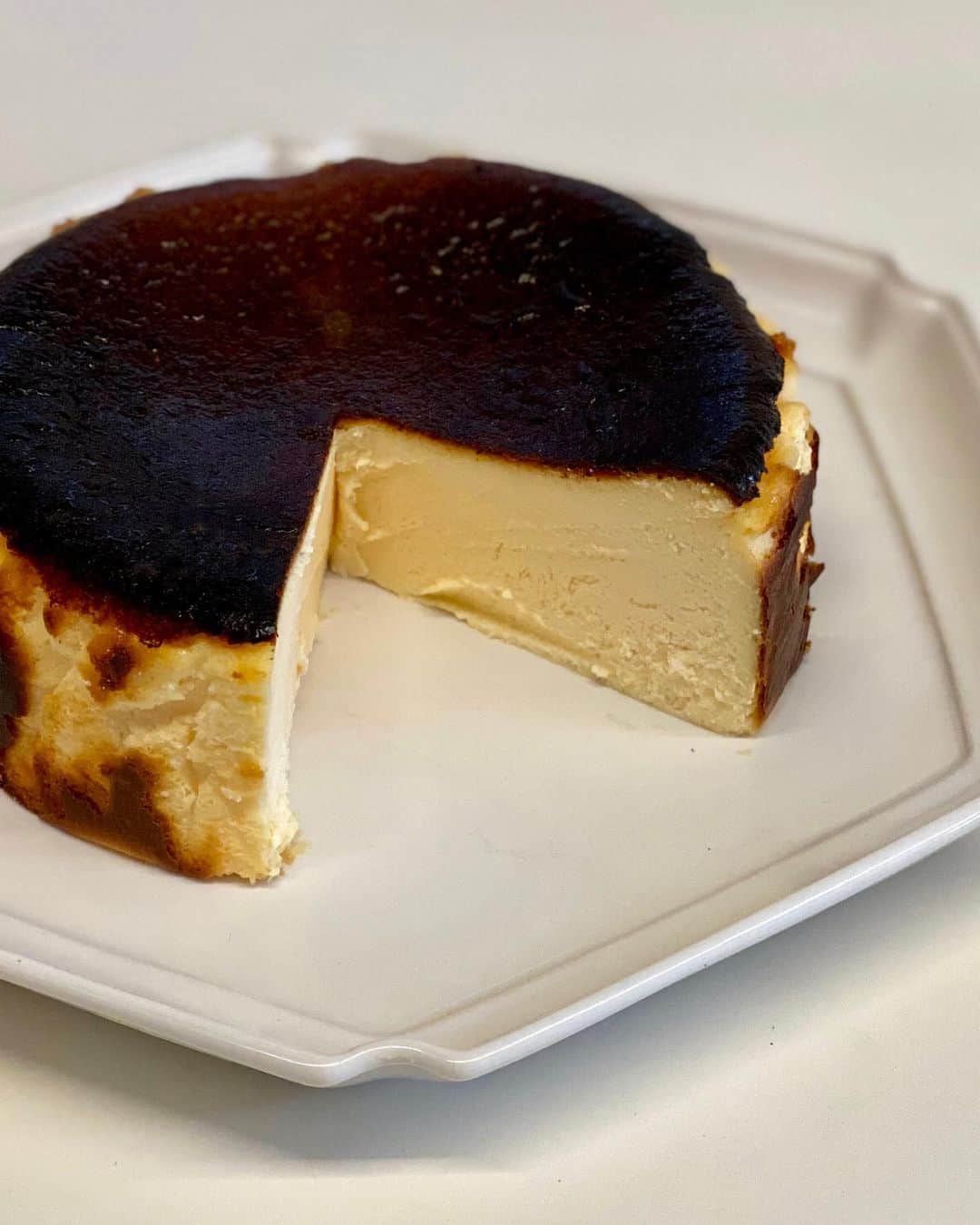 秋山具義さんのインスタグラム写真 - (秋山具義Instagram)「『6th by ORIENTAL HOTEL』のバスクチーズケーキが美味しいと聞いて、レシピをインスタで公開してたので作ってみました。﻿ ﻿ 今までよりクリームチーズの量が2倍なので、直径15cmの型は前と同じなので液量自体が多い、つまり容積が大きくなるので、真ん中まで火が入りきらなくて液体状で、それを冷凍してから外にだして溶け始めると真ん中から溶けていくので、トロ〜ッとしたチーズケーキになるんだ！とわかりました。﻿ ﻿ めっちゃ美味しくできた。﻿ 次は、グラニュー糖少なめにしてレモンジュースを増やしてみようかな。﻿ ﻿ ﻿ (直径15cmの型 1台分)﻿ クリームチーズ　400g﻿ グラニュー糖　160g﻿ 卵　160g﻿ 生クリーム(乳脂肪分47%) 200g﻿ 薄力粉　8g﻿ コンスターチ　4g﻿ レモンジュース　4g﻿ ﻿ 予熱したオーブン250℃で25分。﻿ 粗熱とってから冷凍庫で一晩。﻿ 冷凍庫から出して半解凍でお湯で温めたナイフでカット。﻿ ﻿ #モジャメガネ焼き菓子部」10月27日 10時20分 - gugitter