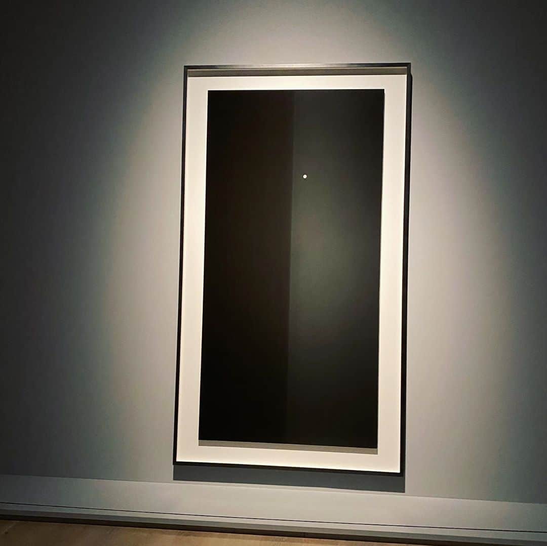 望月理恵さんのインスタグラム写真 - (望月理恵Instagram)「やっと行けました。 「STARS展」 現代美術のスターたち-日本から世界へ@森美術館  出品アーティストは草間彌生、杉本博司、宮島達男、村上隆、奈良美智、李禹煥（リ・ウファン）  久しぶりの美術館、わくわくしました。もっと行きたいな。  #STARS展#豪華 #ただ作品が少なくて消化不良でした。#これだけのアーティスト6人の作品を一同に見られるだけですごいことですけど🤣」10月27日 10時20分 - mochiee28