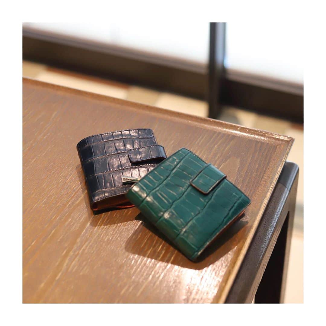Felisi Japan 〔フェリージ〕さんのインスタグラム写真 - (Felisi Japan 〔フェリージ〕Instagram)「【Felisi Folded Wallet】 . ただいまフェリージでは秋冬新作モデルをはじめ、 様々なデザインやサイズのウォレットを展開しております。 あなたのライフスタイルに合ったアイテムを きっと見つけていただけると思います。 . 「カードもしっかり入れたい。でもコンパクトな方がいい。」 そんなあなたにお勧めの、ミドルサイズの折り財布。 . カードホルダーが10室、コの字型のコインケースがついた、 大容量のスクエア型折り財布が１年ぶりに入荷いたしました。 . Model No.1064/SA Price：¥64,900 . 店頭では11/1(日)まで一部店舗を除いて、 「Felisi TRADE-IN CAMPAIGN 」を実施しております。 ご不要になったバッグ&お財布をお持込の上、 その場で新品のフェリージにお買い替えいただくと、 10%OFFにてお買い求めいただけます。 . 10/30(金)はお買い物をするのに吉であるとされる一粒万倍日、 そして11/1(日)はお財布の使い始めに吉であるとされる天赦日です。 是非この機会にお買い替えはいかがでしょうか。 . . . #felisi #wallet #foldedwallet #slg #leathergoods #madeinitaly #フェリージ #財布 #お財布 #折り財布 #ウォレット #下取りキャンペーン #10％OFF #一粒万倍日 #天赦日 #革小物 #イタリア製」10月27日 10時29分 - felisi_japan