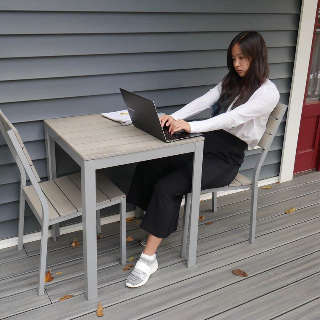 ミン・ユラのインスタグラム：「Spending my Monday morning cloistered away 월요일날 조용하게 숙제한다. ( 번역이 맞나요?)숨어서..?」