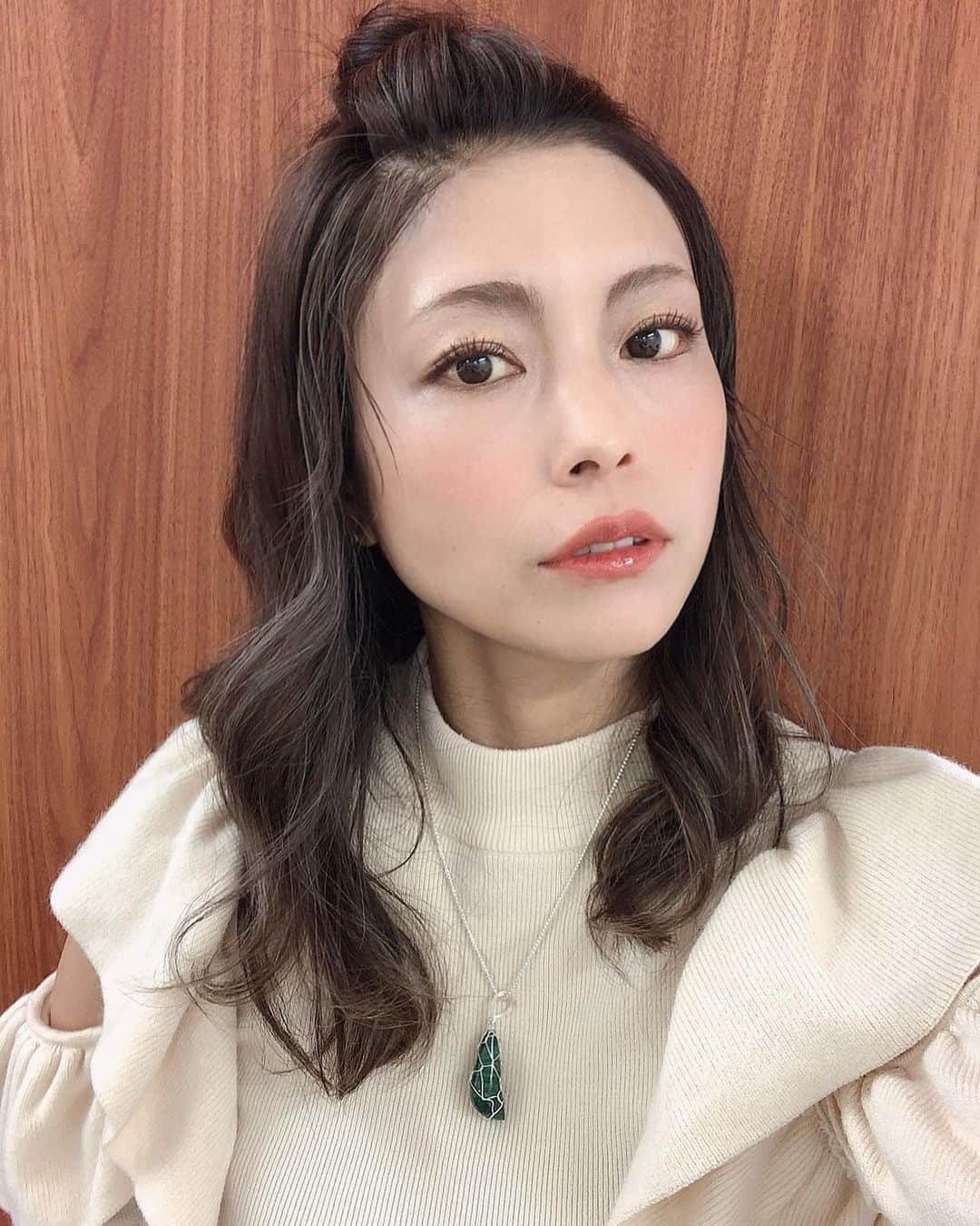 SAYUKIさんのインスタグラム写真 - (SAYUKIInstagram)「実はこのスタジオは今月でお引越し。来月から新しいスタジオでの撮影が始まるので、見納めにチャンネル700本社をぐるっとお散歩しました。 3年半もレギュラーで通っているこのビルにありがとう😢✨　そしていつも優しくおふざけにも乗ってくれるwスタッフの皆様、これからもよろしくお願いします！トッチーdのギャグセンスは独特過ぎてたまに理解不能😂(写真5)  今回の衣装は　@eclin_official 。ピタッとしたドレッシーなニットのセットアップです。それに合わせてくしゃっとした半お団子にしてみました。ヘアメイクはセルフなので、新しい髪型をする時は事前に何度か練習していきます笑。上手く出来たかな？ リップ＆チークは　@philosophia_beauty のブラウンです。  毎月の全国のケーブルテレビ情報をお届けするインフォチャンネル700 。 おススメの番組情報や、この番組オリジナルのコーナーでは、カレー屋さんや古書店巡り、そして楽しい英会話も。  今回のフリートークで、先日いただいた香りの聖木、パロサントの話をしました。実物がないと分かりづらいかなと持って行くと、女性ディレクター達が「いい香りー😍」と感激してくれたので、そのままプレゼントしました☺️ 動画で持っている棒はそれです笑  視聴方法は　チャンネル700 で検索してみて下さい😊  #チャンネル700  #番組MC #tvhost #tvshooting #bananarepublic 　 #catv」10月27日 10時24分 - sayukisvoice