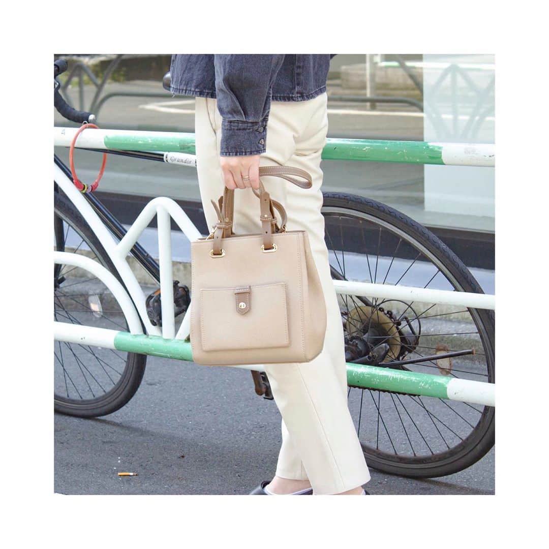 コレカウのインスタグラム：「ㅤㅤㅤㅤㅤㅤㅤㅤㅤㅤㅤㅤㅤ New Arrival 🍂 ニュアンスカラーが今年っぽいバッグ✨  ㅤㅤㅤㅤㅤㅤㅤㅤㅤㅤㅤㅤㅤ Nomber23 バイカラースクエアショルダーバッグ¥7,480(in tax) ㅤㅤㅤㅤㅤㅤㅤㅤㅤㅤㅤㅤㅤ ㅤㅤㅤㅤㅤㅤㅤㅤㅤㅤㅤㅤㅤ ㅤㅤㅤㅤㅤㅤㅤㅤㅤㅤㅤㅤㅤ ㅤㅤㅤㅤㅤㅤㅤㅤㅤㅤㅤㅤㅤ ㅤㅤㅤㅤㅤㅤㅤㅤㅤㅤㅤㅤㅤ ㅤㅤㅤㅤㅤㅤㅤㅤㅤㅤㅤㅤㅤ #ミニショルダーバッグ #モカベージュ #バイカラー #くすみカラー #ニュアンスカラー#くすみカラーコーデ #プチプラバッグ #プチプラ大人女子コーデ #Nombre23 #お出かけスタイル #カジュアルファッション #instafashion #summerfashion #ladysfashion #韓国ファッション #秋コーデ #秋服 #シンプルコーデ #大人カジュアル #大人女子 #カジュアルコーデ #サマーコーデ #fashion #chao_app #zozotown #perky_room」