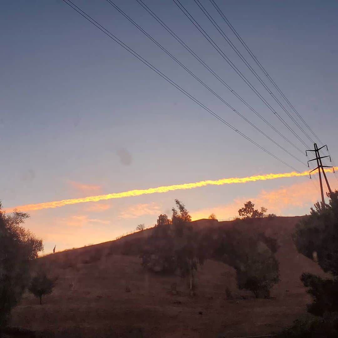 のインスタグラム：「Wow wow after the wind #shadowhills #sunset #bluesky #goodnightandgoodluck praying for everyone evacuating from the fires 🔥 🙏 no filter」