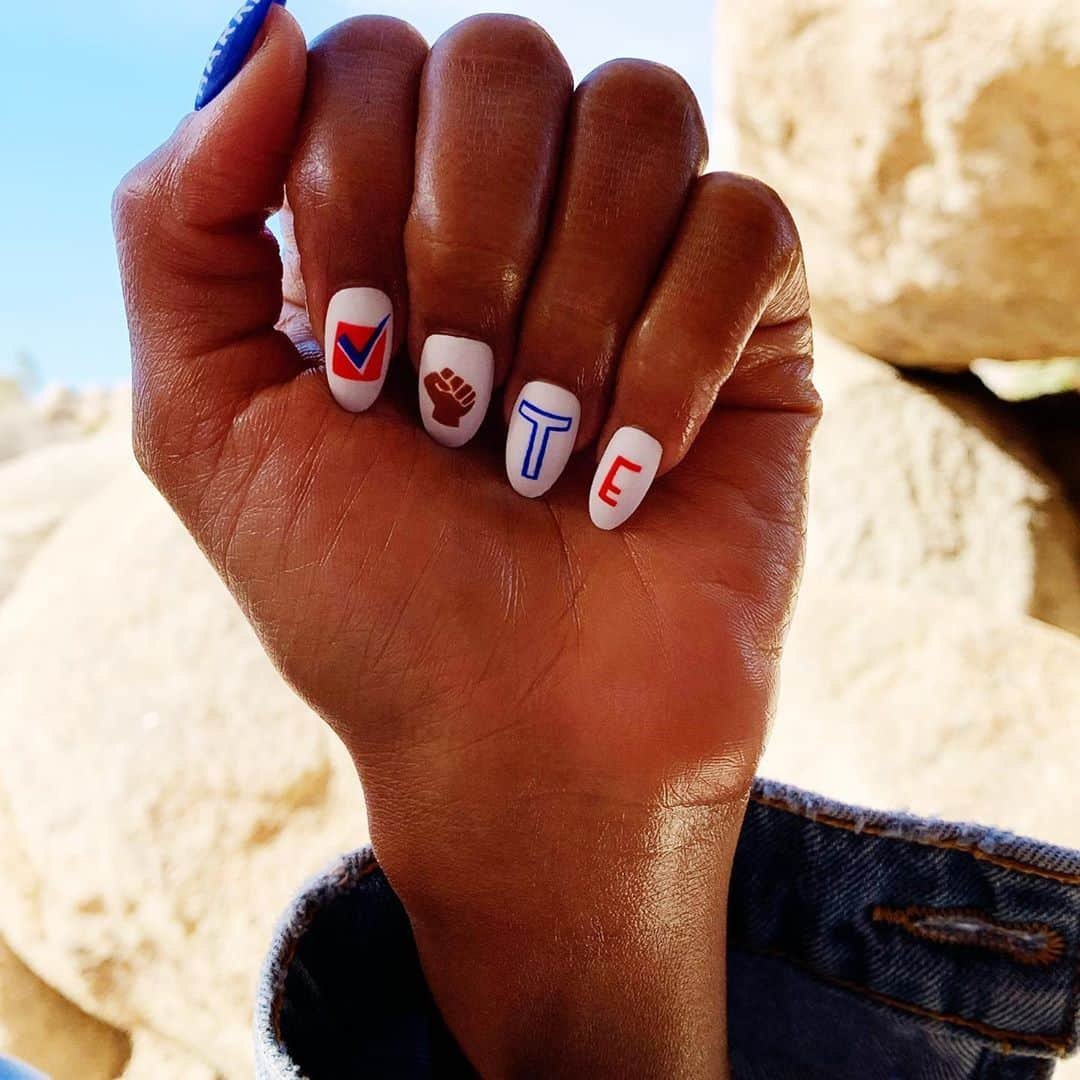 ケリー・ワシントンさんのインスタグラム写真 - (ケリー・ワシントンInstagram)「V✊🏾TE!!!!!  #ManiMonday with a message!」10月27日 10時27分 - kerrywashington