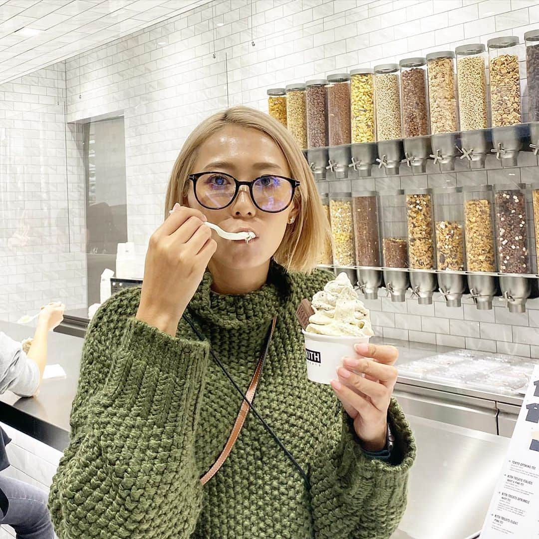 Mika Jimboさんのインスタグラム写真 - (Mika JimboInstagram)「【渋谷のおしゃスイーツ🍦KITHでソフトクリーム食べるべし】﻿ ﻿ ずっと行きたかったけどいつ行っても大行列、大混雑で萎えて(並ぶの大嫌いなので)行ってなかったけど、たまたま行った日に空いててサッと入れた🍦🍦﻿ ﻿ ﻿ バニラ×チョコレートクッキー×ピーナツバターパフ？っていう組み合わせにしたけど、ビビるほど美味い😩ほぼマックのマックフルーリーのオレオ！(たとえ最悪)の上品なやつ🥺❤️﻿ ﻿ また食べたい。﻿ ﻿ あと可愛い店が。﻿ ﻿ 甘いもの苦手だから1種類食べきれないから誰か半分こしよ？  #Kith#kithtreats#kithtreats#kithtreatstokyo#キース#ギースイーツ#スイーツ#スイーツ活動#スイ活#渋谷#渋谷グルメ#渋谷ランチ#渋谷カフェ#渋谷スイーツ#宮下パーク#宮下公園#miyashitapark#miyashita」10月27日 10時33分 - mikajimbox