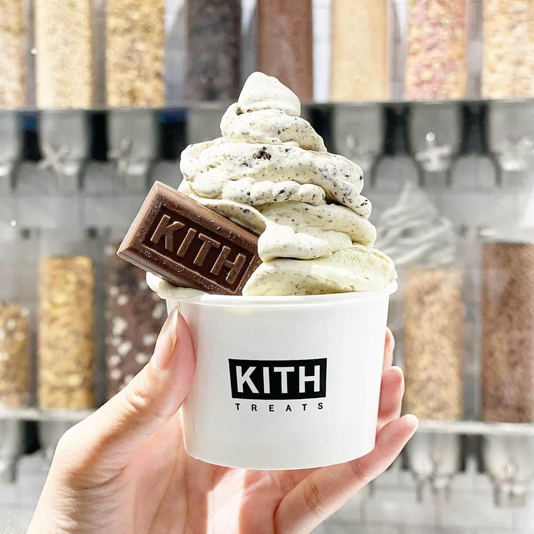 Mika Jimboさんのインスタグラム写真 - (Mika JimboInstagram)「【渋谷のおしゃスイーツ🍦KITHでソフトクリーム食べるべし】﻿ ﻿ ずっと行きたかったけどいつ行っても大行列、大混雑で萎えて(並ぶの大嫌いなので)行ってなかったけど、たまたま行った日に空いててサッと入れた🍦🍦﻿ ﻿ ﻿ バニラ×チョコレートクッキー×ピーナツバターパフ？っていう組み合わせにしたけど、ビビるほど美味い😩ほぼマックのマックフルーリーのオレオ！(たとえ最悪)の上品なやつ🥺❤️﻿ ﻿ また食べたい。﻿ ﻿ あと可愛い店が。﻿ ﻿ 甘いもの苦手だから1種類食べきれないから誰か半分こしよ？  #Kith#kithtreats#kithtreats#kithtreatstokyo#キース#ギースイーツ#スイーツ#スイーツ活動#スイ活#渋谷#渋谷グルメ#渋谷ランチ#渋谷カフェ#渋谷スイーツ#宮下パーク#宮下公園#miyashitapark#miyashita」10月27日 10時33分 - mikajimbox