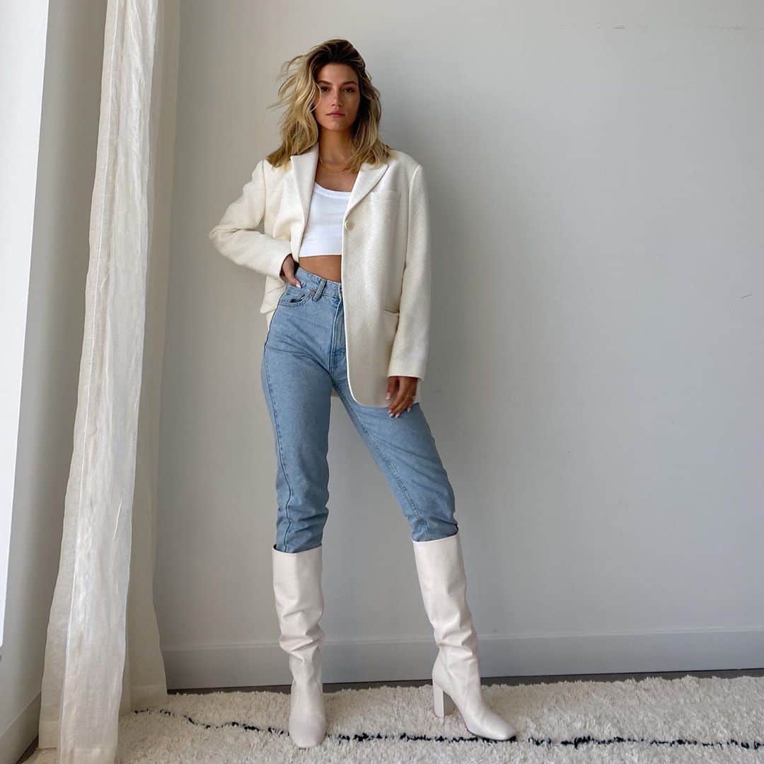 のインスタグラム：「Styling the #SWFall2020 Collection: @cassdimicco puts her own spin on the square-toe trend with our #CARITA80 boot. "If you wear them with cropped denim or cropped pants, they are so flattering." We couldn't agree more. #SWWomen #StuartWeitzman」