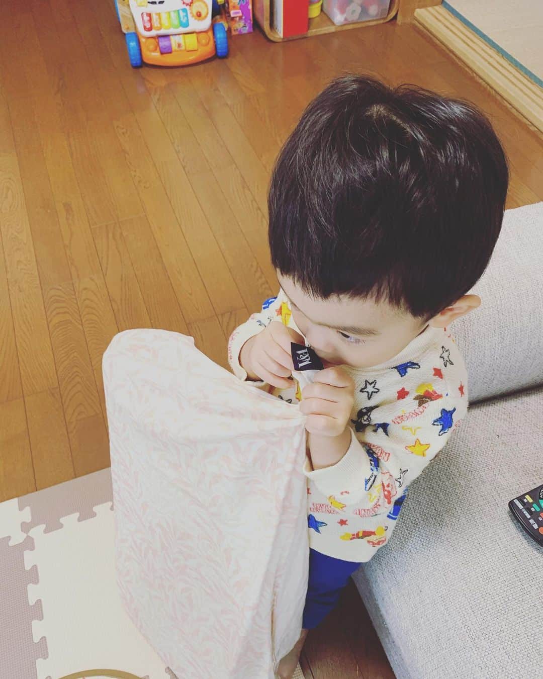 百千糸のインスタグラム：「一日中私の枕のタグを持ちながら指しゃぶりをする息子。枕カバーを洗濯しようとすると泣くし洗濯タイミングが…  そんな息子明日で2歳！ 2年前の今頃産院のマタニティーヨガ中に破水したけど気付かずに帰宅しちゃったな。笑」