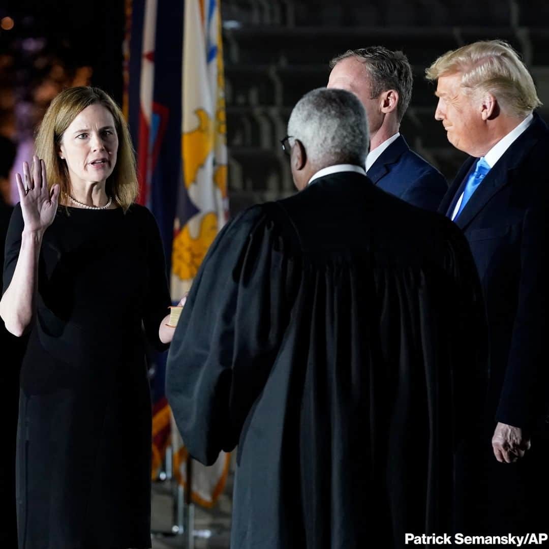 ABC Newsさんのインスタグラム写真 - (ABC NewsInstagram)「Pres. Trump looks on as Supreme Court Justice Clarence Thomas administers the constitutional oath to Amy Coney Barrett on the South Lawn of the White House after Barrett was confirmed by the Senate. MORE AT LINK IN BIO.」10月27日 10時35分 - abcnews