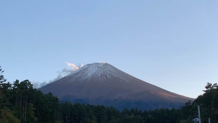 世武裕子のインスタグラム：「教習所で富士山観ながら鼻歌歌っていたら通りすがりの ①見習い教官が一言(私の服装を見て真面目に😂)  ②私が大好きな教官が一言(ほんまは顔も見せたいぐらい😗)  ①面白くて笑える ②渋くていいっしょ🤗  #吐きそうになりながらもなんだかんだエンジョイ #富士山の変化は分刻み #1と2はたった数分差の無加工」