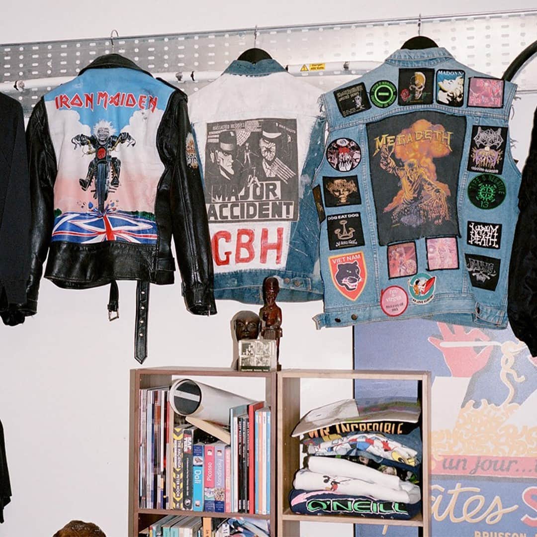 HYPEBEASTさんのインスタグラム写真 - (HYPEBEASTInstagram)「@hypebeaststyle: On our latest 'Modern Matter,' we discuss the topic of investing in vintage band tees and spoke to five vintage dealers on getting a good price, spotting fakes, and removing stubborn stains. Click the link in bio for the full story.⁠ Photo: Ladi Kazeem/Depop」10月27日 10時40分 - hypebeast
