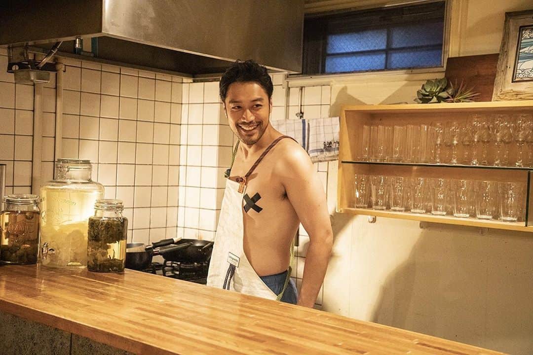 のインスタグラム：「昨日は　@maduromagazine の連載撮影でした。 オフショット📸 （油はね等あるので料理の際は服を着ましょう🕊） ・ IGTVにLive全編アリ。 ・ エプロン→ @patagonia  パンツ→ @upperfieldone  ・ #朝陽飯　#あさひめし　#アサヒ飯　#裸にエプロン　#マデュロ　#連載　#俳優　#actor #cookingram #kitchenboy #おっちょこちょい」