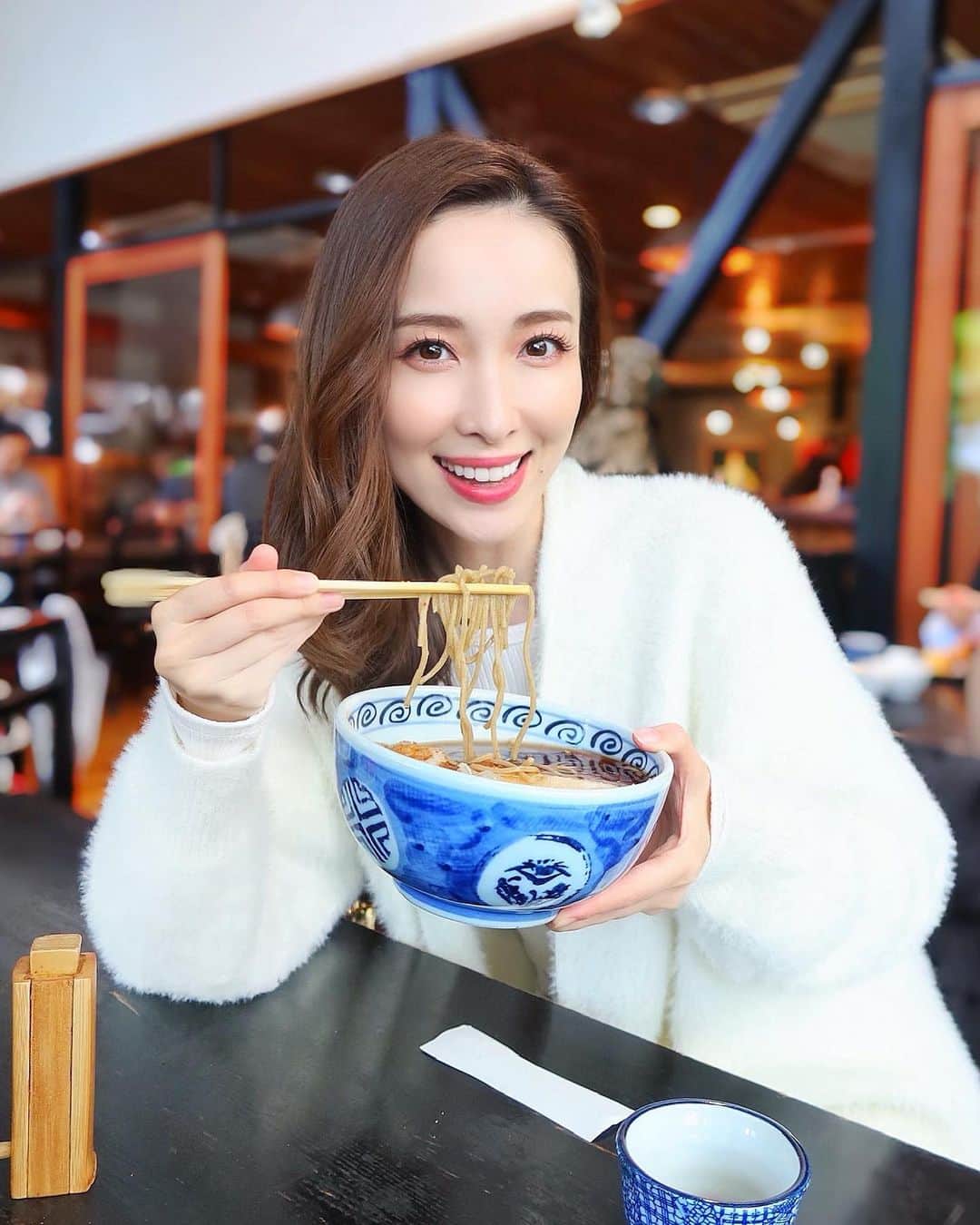 瀬戸早妃のインスタグラム：「焼いたお餅入りのお蕎麦やおうどんにはまってます🧡 子供の頃からお餅は大好き〜♪ #お餅蕎麦 #焼き餅 #お蕎麦  . みんなはどんなおもちの食べ方が好き？ 東北人なら、納豆餅とかずんだ餅は定番だよね😍 ずっと、全国区の食べ方だと思ってたよ😂 . ︎︎︎︎︎︎☑︎ニットカーデ @montresorsaki  #montresor #モントレゾール #大人かわいい #大人かわいいコーデ」