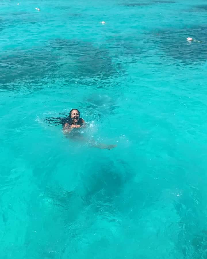 ケリー・ヒルソンのインスタグラム：「While in Aruba, I (incidentally) directed a short film, entitled, “2020.” I think I nailed my directorial debut. 🎬😬 Leave your review in the comments. 🎥🍿😝 #onetakejake」
