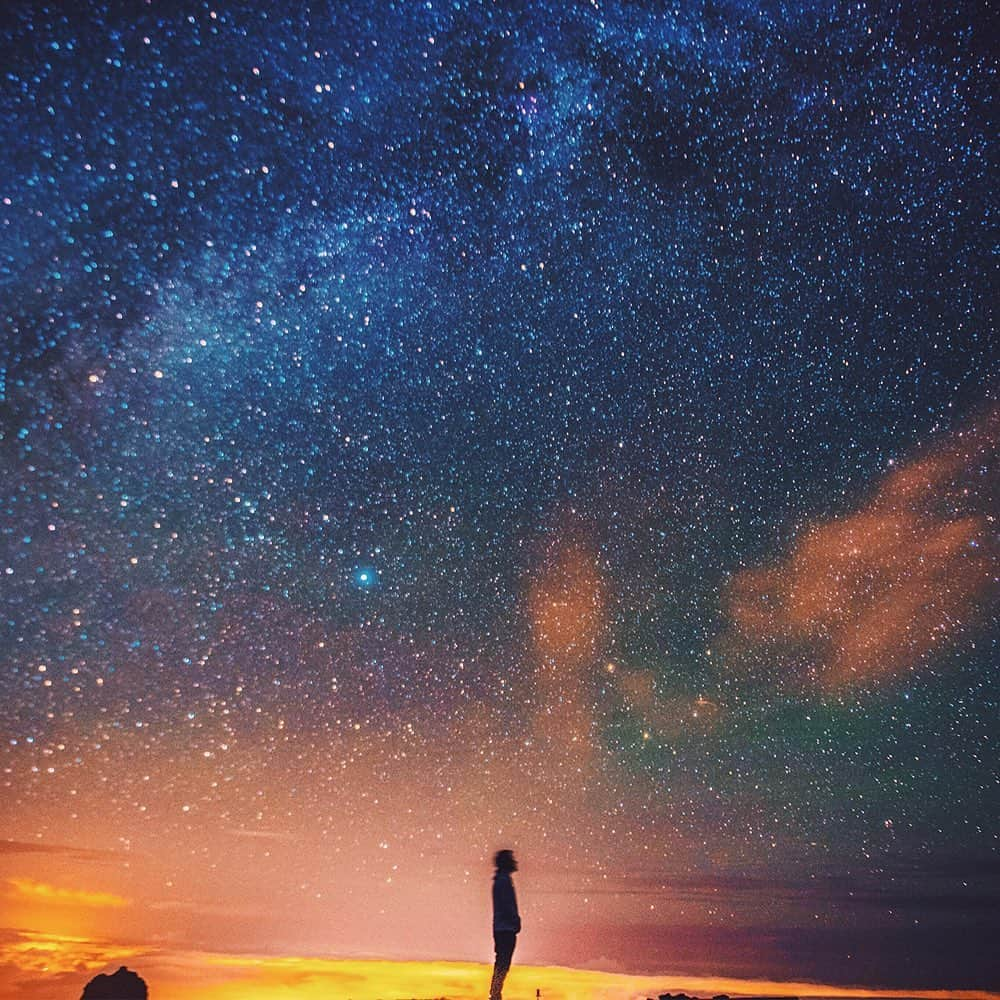 Amanda Kutakaさんのインスタグラム写真 - (Amanda KutakaInstagram)「2016: Last flight to Maui. Sitting so close to the Milky Way, freezing cold, while the shutters of our camera opened and closed. Could the constellations hear our thoughts? Dizzying. Quiet. Cold. Mesmerizing. So small. We really are insignificant. No sleep, but really warm company, with even warmer laughs. Mem’ries that seem like a tired dream. This really is the house of the sun.」10月27日 11時00分 - lovekimiko