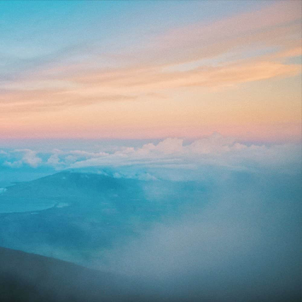 Amanda Kutakaさんのインスタグラム写真 - (Amanda KutakaInstagram)「2016: Last flight to Maui. Sitting so close to the Milky Way, freezing cold, while the shutters of our camera opened and closed. Could the constellations hear our thoughts? Dizzying. Quiet. Cold. Mesmerizing. So small. We really are insignificant. No sleep, but really warm company, with even warmer laughs. Mem’ries that seem like a tired dream. This really is the house of the sun.」10月27日 11時00分 - lovekimiko