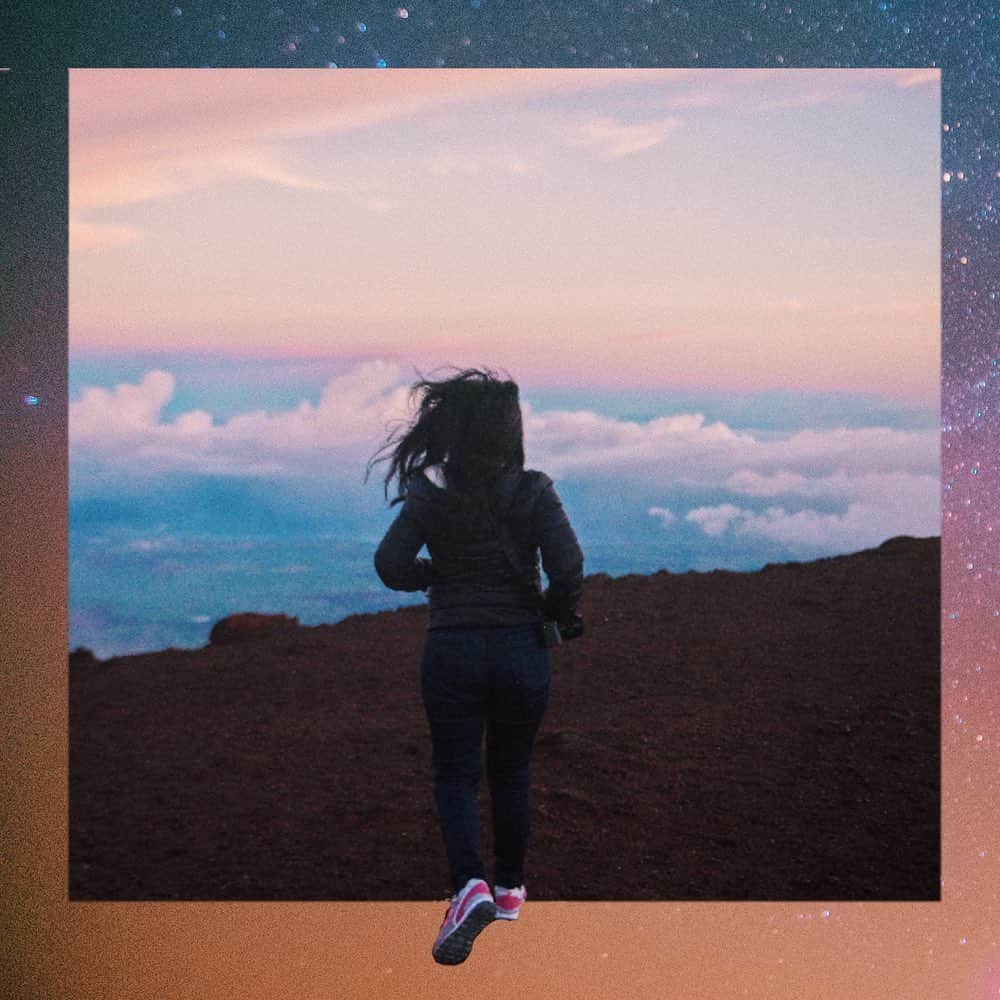 Amanda Kutakaのインスタグラム：「2016: Last flight to Maui. Sitting so close to the Milky Way, freezing cold, while the shutters of our camera opened and closed. Could the constellations hear our thoughts? Dizzying. Quiet. Cold. Mesmerizing. So small. We really are insignificant. No sleep, but really warm company, with even warmer laughs. Mem’ries that seem like a tired dream. This really is the house of the sun.」