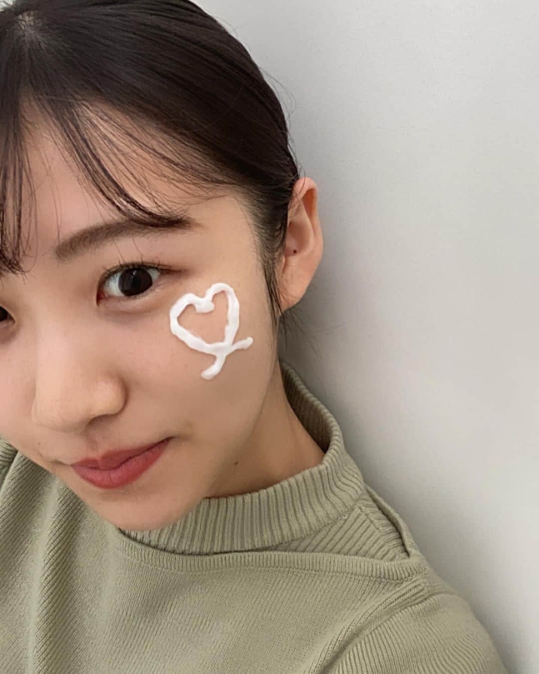 山本帆乃佳さんのインスタグラム写真 - (山本帆乃佳Instagram)「. オススメのアイクリーム🍃 少量ですべすべになる☺︎ ハート描いて投稿するのが定番らしい？♡  自撮りは難しい…  ーーーーーーーーーーーーーーーー #デュイセルアイクリーム   🌿ナイアシンアミド×植物幹細胞 　　クマや黒ずみに効くらしい！  🌿顔全体にある悩みをケアしてくれるフルフェイスアイクリーム😊 　伸びが良くて少しの量でスベスベに❤︎  🌿アデノシン×ペプチド  韓国の食薬処から認められたシワ改善成分であるアデノシンと、5種類ものペプチドのシナジー効果で、シワがある部分に入り込み弾力ある肌を取り戻してくれるそう🙌  #dewycel#デュイセル#dewyholic#preciousvaluabledewycel#ニキビ#韓国コスメ #コスメレビュー #アイクリーム #スキンケア #韓国」10月27日 11時00分 - _honoka.6_