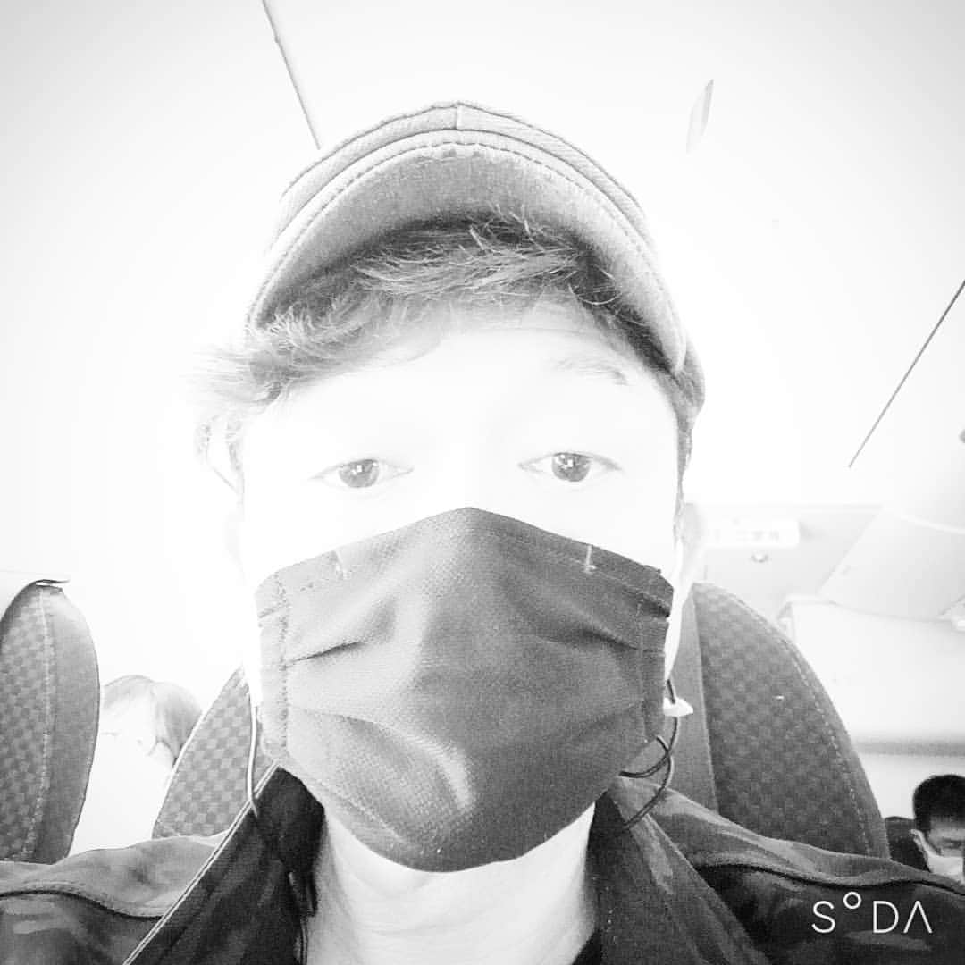 松本隆博のインスタグラム：「。 新幹線や飛行機の予約席座るとかなりのほんーーっんと高確率で、隣りが大男になるのは何かの祟りか。 (￣^￣)… 僕もまーまーの大男だから(~0~)、圧迫感パない💦(￣▽￣;)。  、、ほんとお金はそんないらんけど疲れ果てた時はビジネスシートに座りたいなとこんな時思う。。」