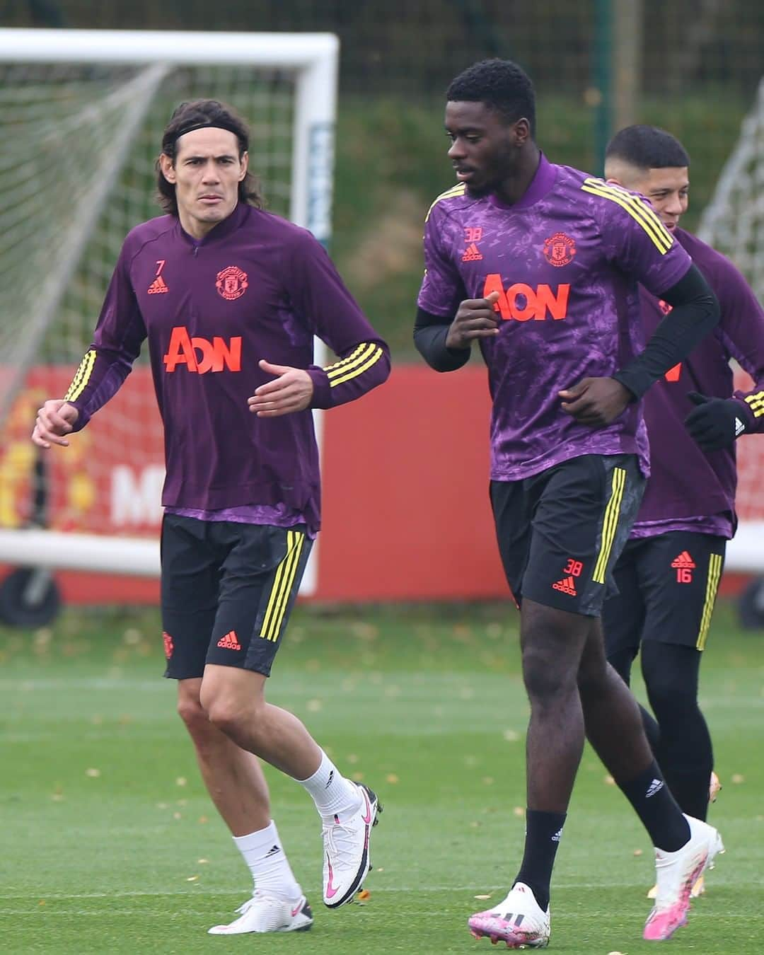 マンチェスター・ユナイテッドさんのインスタグラム写真 - (マンチェスター・ユナイテッドInstagram)「Soaking up that experience 🧽 #MUFC #Cavani #Tuanzebe」10月27日 11時01分 - manchesterunited