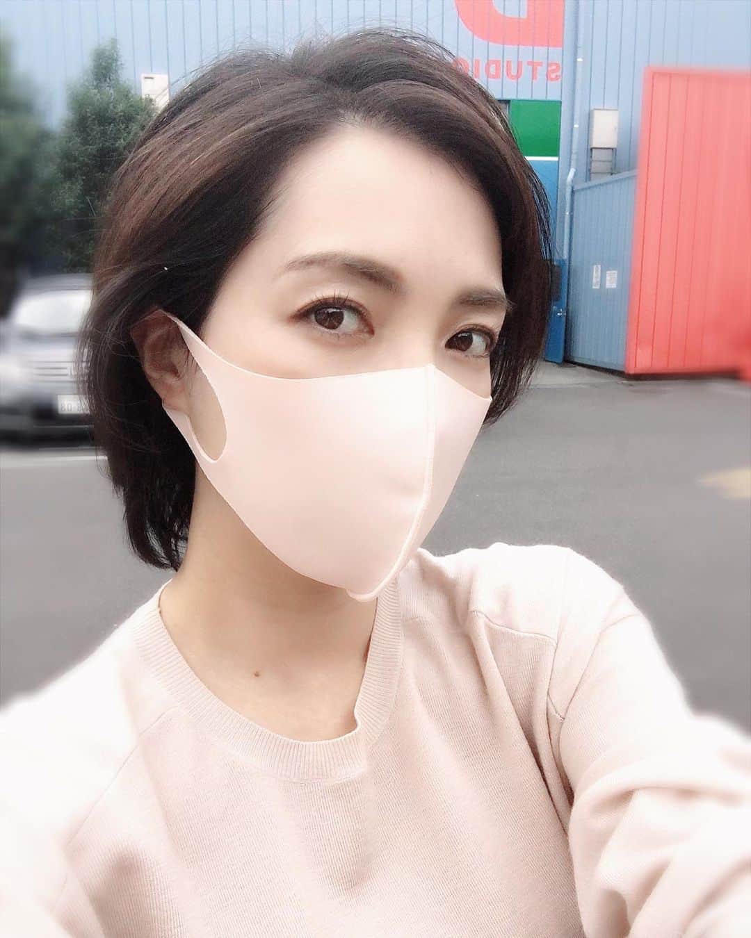 蒲生麻由のインスタグラム：「今日も朝から撮影頑張ります🎥 このマスク、肌触り最高💕 ニットと全く同じ色😚  #マスクコーデ #今日はお仕事です #mamalife」