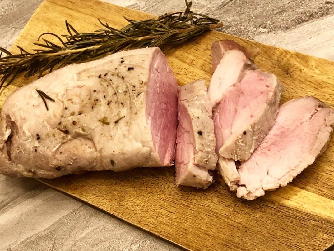 川戸沙羅のインスタグラム：「豚ヒレ肉でローストポーク🐖  豚ヒレ肉は100g当たり脂質1.9gでローファット✨  身体が喜ぶ食事🌱 毎日の事だから引き出しが多い方が楽しめるよね✨  前日に下味を付けてオーブンで焼くだけだから簡単☺️💓  500gの塊をオーブン中段で 180° 15分 120° 15分 冷めるまでアルミホイルに包んでおくと脂がなくてもパサパサにならない✨  私は焼く時ににんじんセロリ玉ねぎを下に敷いてローズマリーを上に乗せます👌✨  #ローストポーク #オーブン料理 #クッキングラム #豚肉レシピ  #おうちごはん  #簡単レシピ #ローズマリー #料理記録 #ダイエットメニュー  #ヘルシーメニュー #ランチ」