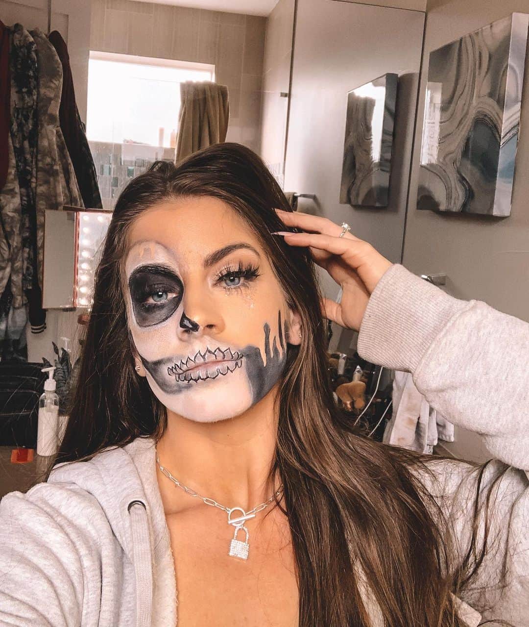 のインスタグラム：「Went from not caring about Halloween / not having a costume to doing multiple makeup looks a day for no reason at all 😂 don’t mind me⁣ ⁣ I’ve never really tried to do Halloween makeup besides a mermaid last year, so it’s actually been really fun messing around & becoming a different person for an hour or two 😌 It’s been therapeutic and something to fully focus my attention on when my mind is too chaotic which is why I love makeup. *I am by no means an expert, just having fun - all looks I used the @jamescharles @morphebrushes palette*   Anyways, we have:⁣ 💀 something I call dead inside lol inspired by @desiperkins ⁣ 🍒Harley Quinn (always wanted to be her for Halloween)⁣ 💋 Bratz doll - still absolutely terrified of this look 😂⁣ 💕 Purge neon mask ⁣ ⁣ Which is your fav? 😁 and also what are you being for Halloween this year if you’re dressin up? 🤍」