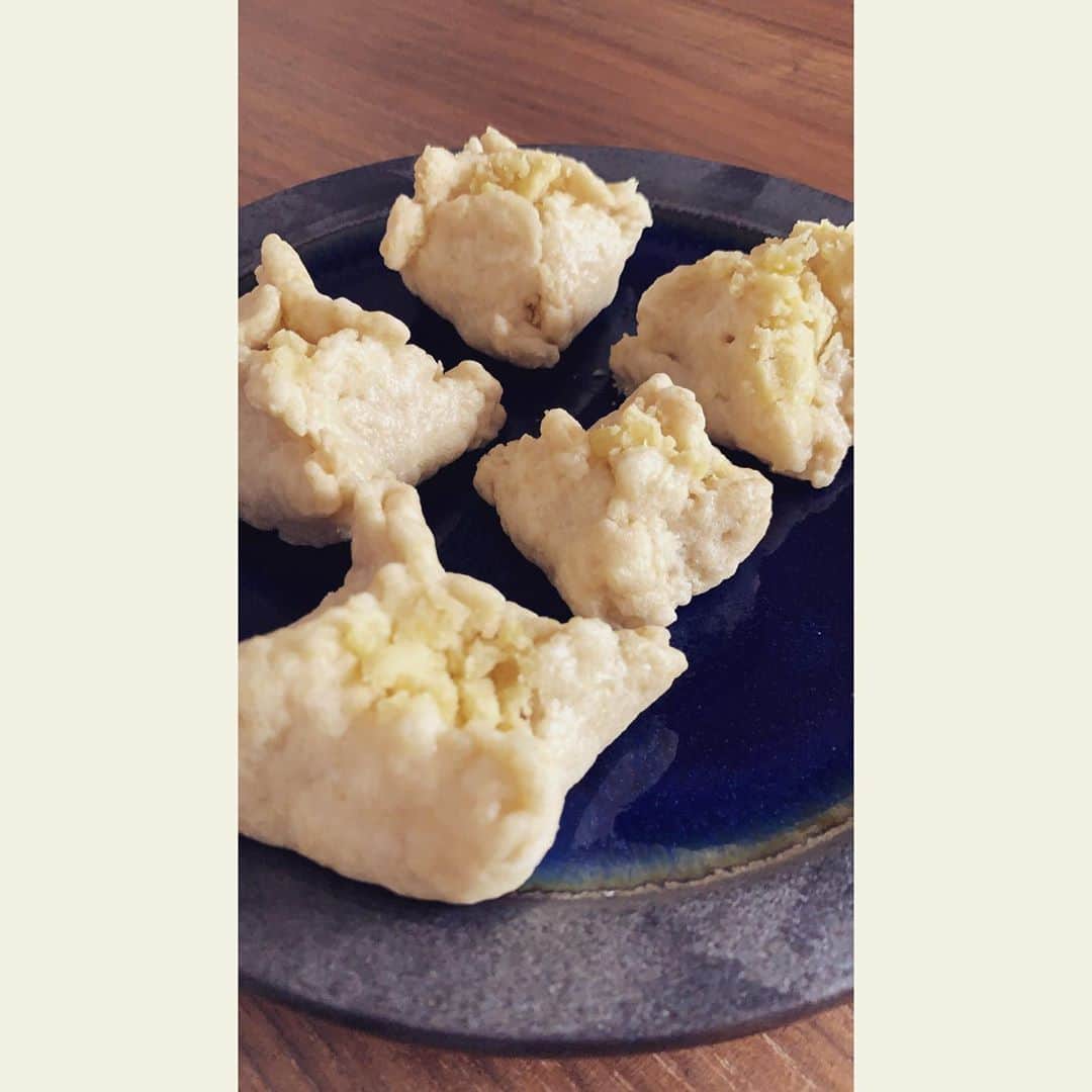 熊木杏里のインスタグラム：「さつまいも🍠で あんを作って、蒸し饅頭をしたかったのですが、生地が思うように膨らまず。笑 肉まんみたいになりました。 味は美味しい✨  スイートポテトは余興。 秋ですね」