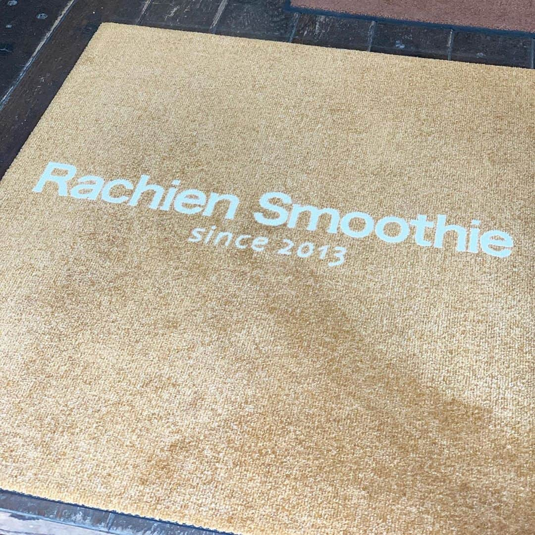 Rachien Smoothieさんのインスタグラム写真 - (Rachien SmoothieInstagram)「. . Good Mornig 🤎 . 10/27(Tue)11:00-16:00 Open ! . エントランスのフロアマットが新しくなりました！ . オリジナルです☝️✨ . オリジナルにはお店の想いやこだわり、パワーや愛が詰まっているのです♥️ . ⚠️10/31(土)はお休みです！ . #再投稿　#なぜか消えた　#コメントくれた方ごめんなさい」10月27日 11時17分 - rachiensmoothie