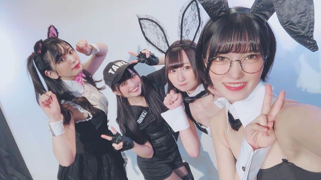 東条蒼のインスタグラム：「＊ ・ ・ ・ 昨日はメレンゲライブありがとうございました🙇‍♂️ ・ ・ 普段は白い衣装なんですが、今回は黒！黒！ ・ 黒はすきなので、とっても嬉しかったです🖤みんなも黒にあってたし！ ・ ハロウィンとゆーことで、わたしはバニーちゃんのコスプレ?をさせていただきました。 こちらは第3希望。笑笑 ・ シスターと悩みましたが、シスターは露出が少なすぎるとゆーことでバニーちゃんで挑みましたが、いかがでしたか？🐰 ・ 楽しんでいただけたのであれば、とても嬉しいです！！ ・ ・ 来月は11月26日にまたメレンゲライブがあります！ 有客ライブができるように、心から願っていますので、そのときはぜひ、 レフカダまで遊びに来てください☺️ ・ ・ これからもメレンゲのセクシーメガネ枠、東条蒼をよろしくお願いします🤲 ・ ・ #ハロウィン #仮装 #バニー ・  #東条蒼 #クルーズグループ #セクシー女優 #av女優 #メガネ女子 #黒髪 #ショートヘア #あおたん　#teamメレンゲ #followｍe #following #japan #girl #photooftheday #tagsforlikes #instalike  #台湾 #香港 #粉我 #拍照 #照片 #人像攝影」