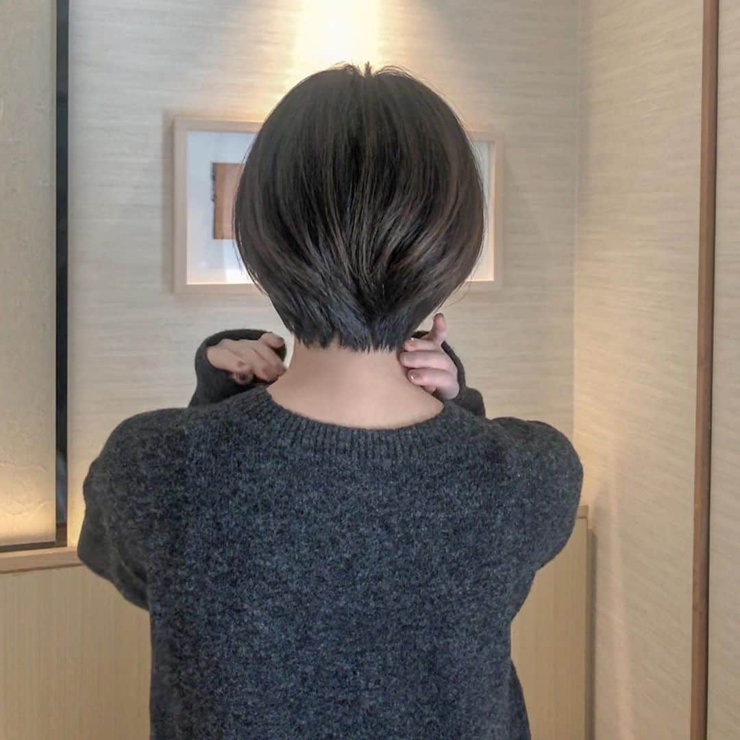 仁藤萌乃さんのインスタグラム写真 - (仁藤萌乃Instagram)「髪型を同じようにしたいと言って下さる方が多くて嬉しいです。  後ろ姿を載せていなかったので。 切りたての写真じゃないけど😂  #ばっさりショート#くびれショート」10月27日 11時24分 - moeno.n_official