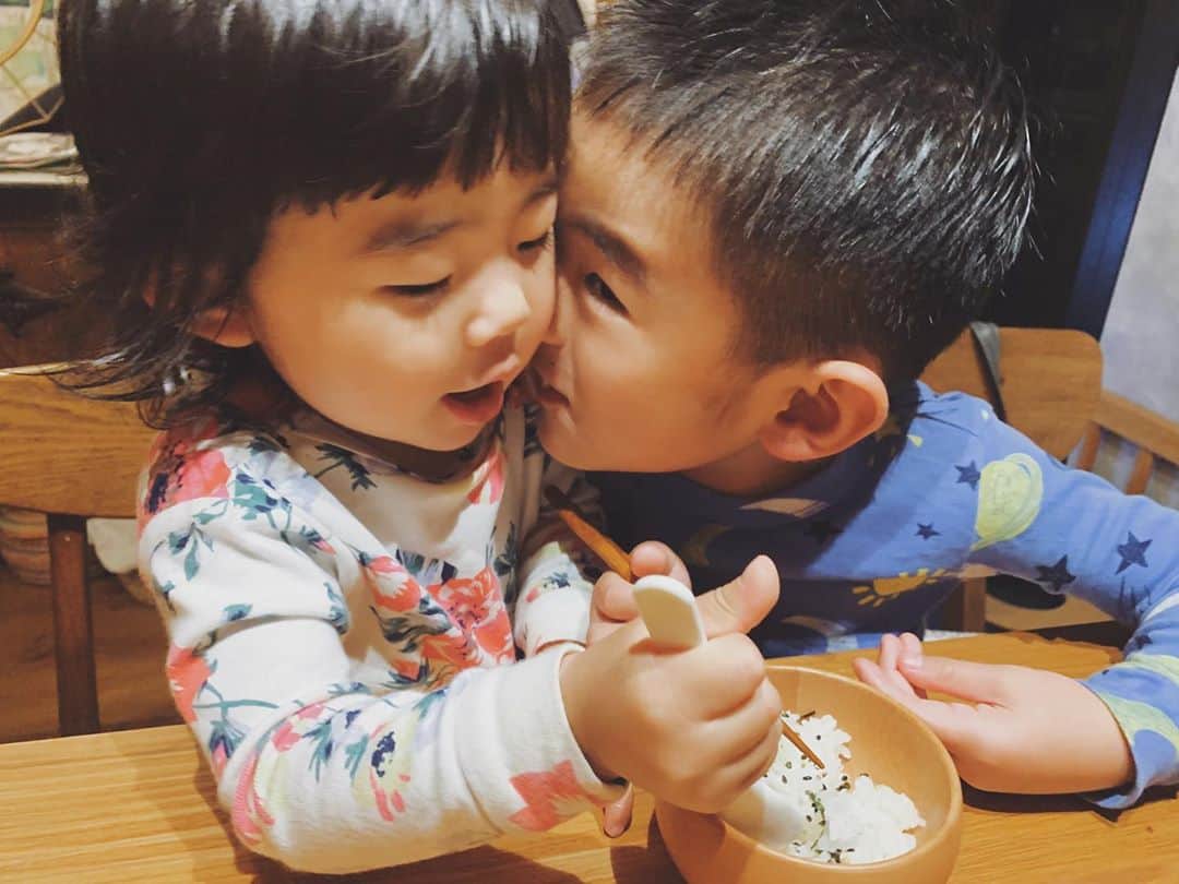 ジュジュさんのインスタグラム写真 - (ジュジュInstagram)「いつまでも仲良くね🤍 . ふと撮った写真がお気に入り♫ . #兄妹 #仲良し兄妹 #👦5歳2か月 #👶1歳5ヵ月 #思い出写真」10月27日 11時24分 - hiraka