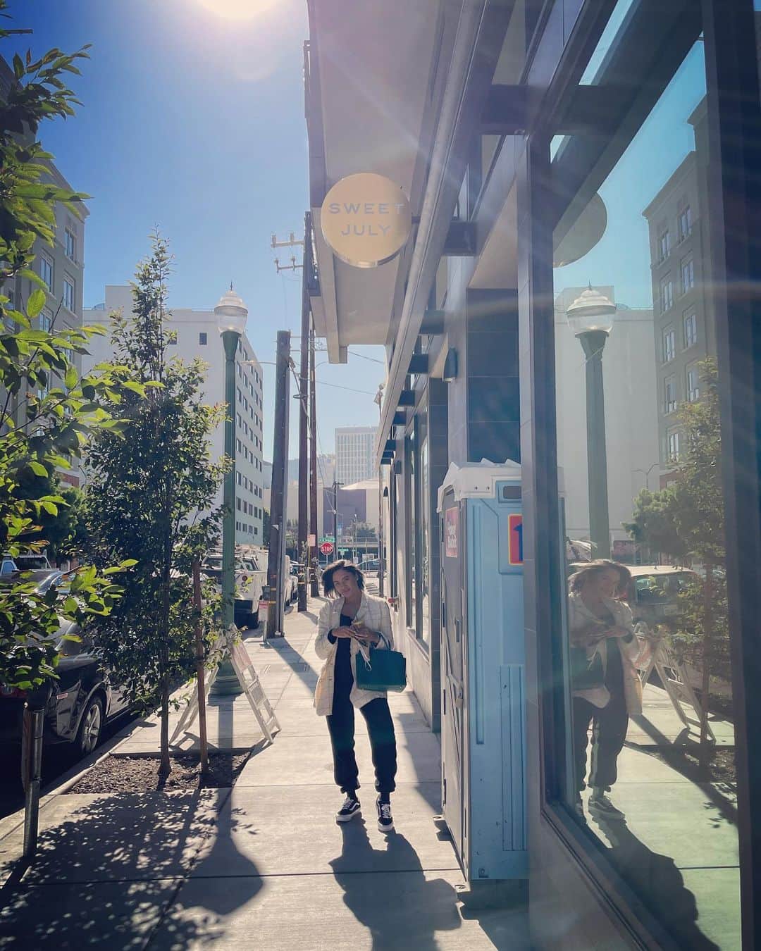 エイヨシャ・カレーのインスタグラム：「🚧 coming VERY soon 🚧 @sweetjuly flagship in Oakland! Follow @sweetjuly for updates. 🙏🏽」