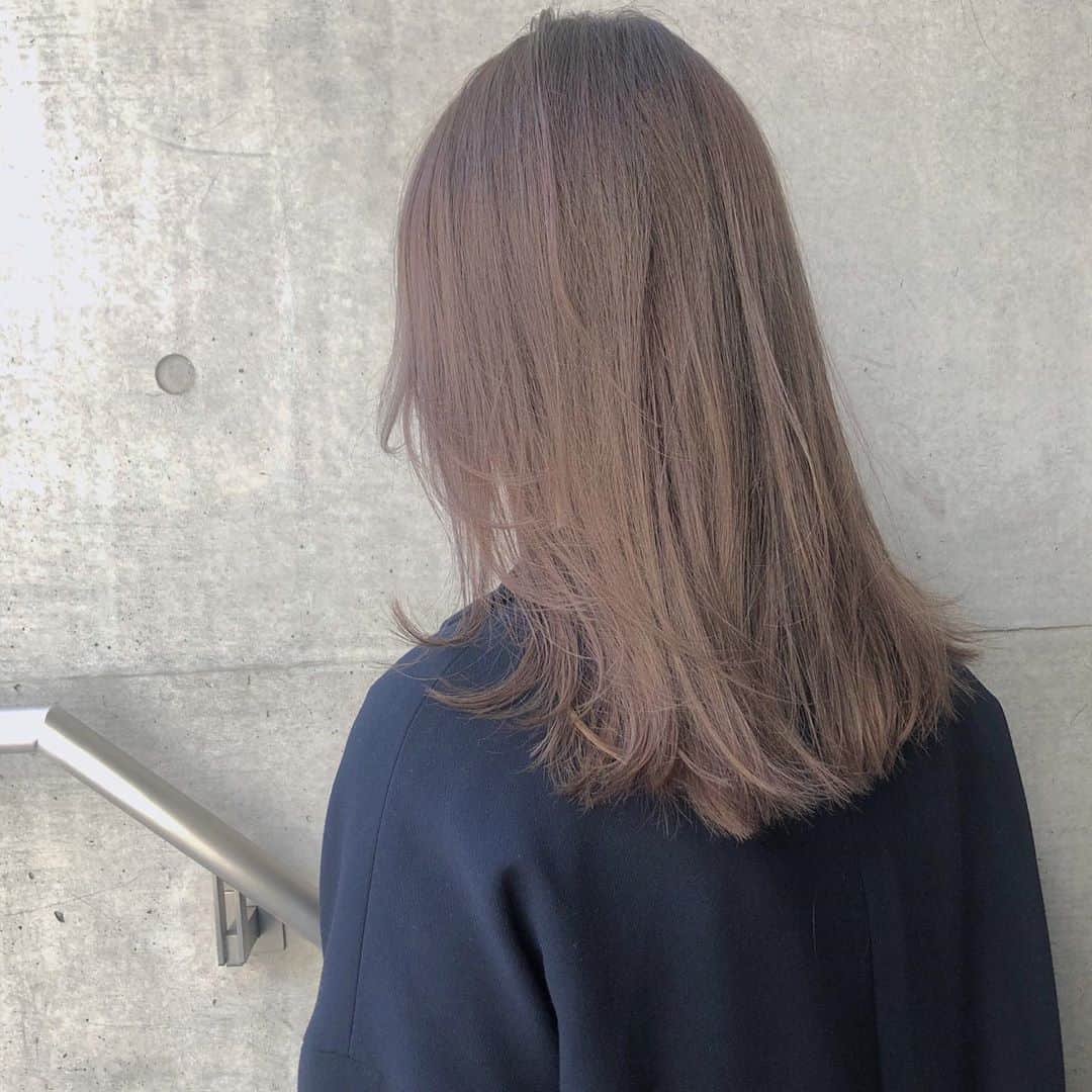 新倉真奈美さんのインスタグラム写真 - (新倉真奈美Instagram)「パツっとした毛先に 顔周りから柔らかな nuance layerを✂︎  顔周りの繊細なlayerで耳にかけたときや結んだときにニュアンスが出しやすいです  カラーは透明感のある lavender gray♡  秋冬の暗めカラーのファッションに映えるcolorです  #linkybyshima#haircolor#透明感カラー#アンニュイヘア#ashcolor」10月27日 11時32分 - mana0809
