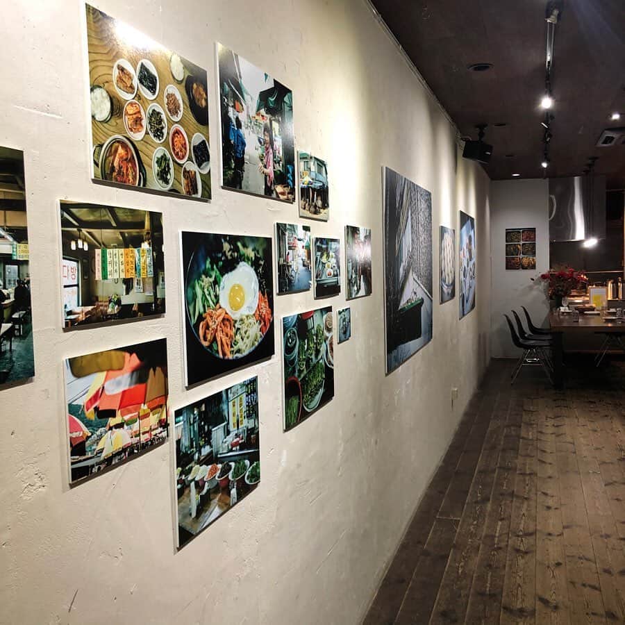 夏井景子のインスタグラム：「書籍の写真を撮っていただいた衛藤キヨコさんの写真展『旅のいただきます。』に行ってきました。 衛藤さんが今まで訪れた韓国の景色や食堂のごはんなど、美味しそうな匂いがする写真が沢山でした！ ここ数年は年に一度の海外へのひとり旅が1年の凝り固まった頭と身体をリフレッシュさせてくれる大事な時間だったから、衛藤さんの写真展に行って韓国旅行したような気持ちになって、2階の映像のところでひとり座ってちょっとホロリとして(すぐセンチメンタルになっちゃう😂)美味しいマッコリも飲んで、大好きな衛藤さんと初めましての方と楽しく話して、帰り道とても気持ちが良くて、本当にショートトリップした気分でした。  今年海外行きたかったな…という方々にぜひ観てほしいです！ (特にアジアに行こうと思ってた方！)  代々木上原のhakoギャラリーで今日27日20時までです〜！！」