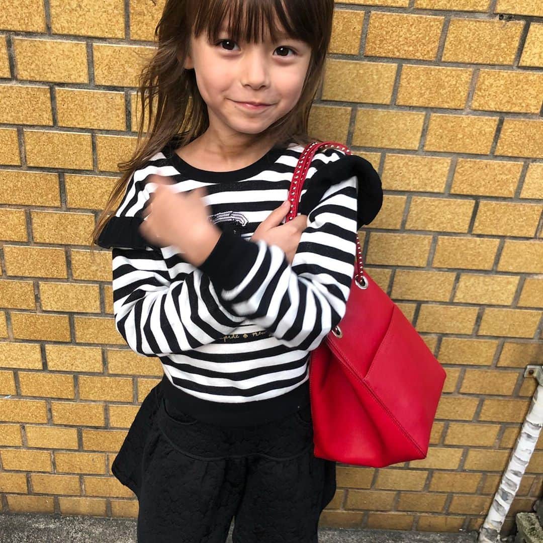 大桑マイミのインスタグラム：「赤bag アクセントに。happy color. 私にも貸してって！by娘 よいサイズ感。 合わせやすくて好き。 @jandmdavidson」