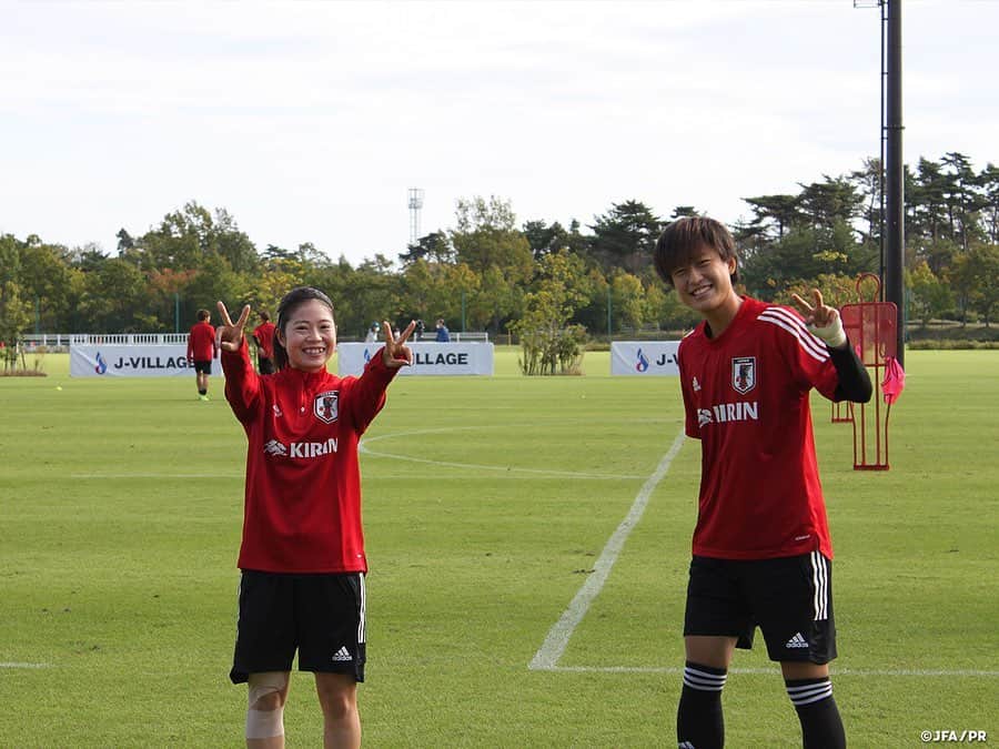 日本サッカー協会さんのインスタグラム写真 - (日本サッカー協会Instagram)「【2020.10.26 Training📸】#なでしこジャパン　8日間のキャンプを打ち上げる  この日は午前中にトレーニングを行った後に、解散となりました。  前日の25日(日)にいわきFC U-18と負荷の高い合同トレーニングを行ったこともあり、解散前のトレーニングではリカバリーをメインに楽しい雰囲気の中で1時間強体を動かしました。  期間中は全日好天に恵まれ、そのおかげで身体的にも気持ちの面でも最小限の負荷で活動することができました。最後のトレーニングもゲーム感覚の強いメニューでリラックスしますが、一方では、個々に取り組むべきテーマに向き合い、自チームに持ち帰ってそれぞれが次回までに強化してくる宿題が与えられます。  「このコロナ禍で世界の平和や人々の健康があった上で私たちはサッカーをさせてもらえていることを強く感じた」とミーティングで #高倉麻子 監督は話し始めました。「 #東京オリンピック が1年延期になるなど、大変な状況にある。でも、こんな状況だからこそ、スポーツの持つ力を自分から発信していってほしい」と続けると、その東京オリンピックに触れて、「私は金メダルが欲しい。みんなが金メダルを授与される姿を見たい」とあらためてチームの目標を共有して、8日間の活動を締めくくりました。  ✅http://www.jfa.jp/nadeshikojapan/  #jfa #daihyo #nadeshiko #Jヴィレッジ」10月27日 11時37分 - japanfootballassociation