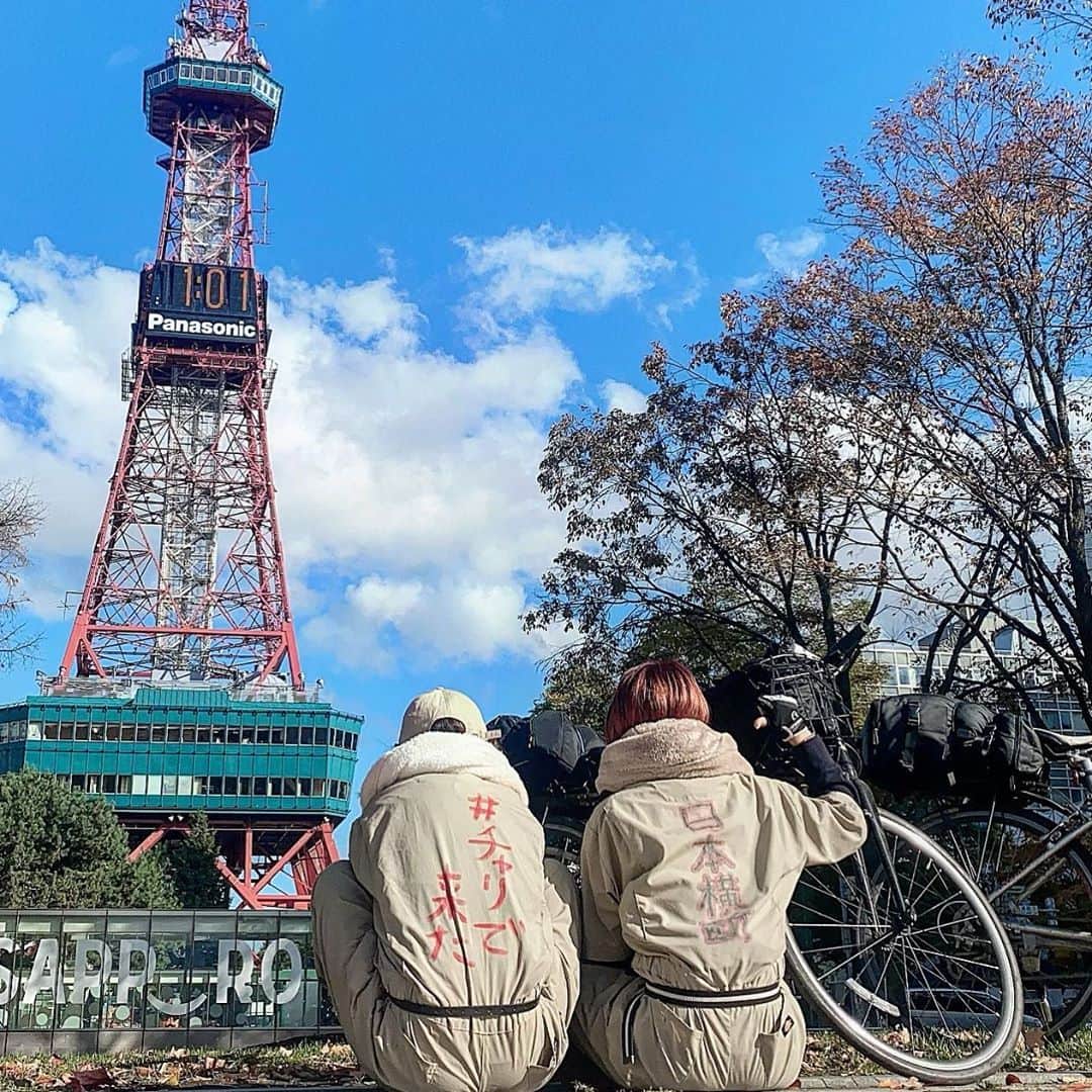 三上玲奈のインスタグラム：「DAY17❣️  昨日は飲んだくれて更新出来ませんでしたがとうとうゴールであるテレビ塔に到達しました🥰  本当に皆さん応援ありがとうございます‼️ 本当に渋谷から札幌チャリできちゃいました… 地元遠いかった…  又この後も続きがありますので、ぜひご覧ください🥺❣️  #チャリで来た #by渋谷　　#三上玲奈　#野田みはる　#北海道出身　#札幌出身　#チャリ旅　#自転車旅　#自転車　#クロスバイク　#クロスバイクカスタム　#自転車女子　#japan #bycicle #TOKYO → #HOKKAIDO #ワンストップ代行センター　#ツーリング　　#北海道　#コインランドリー　#札幌」