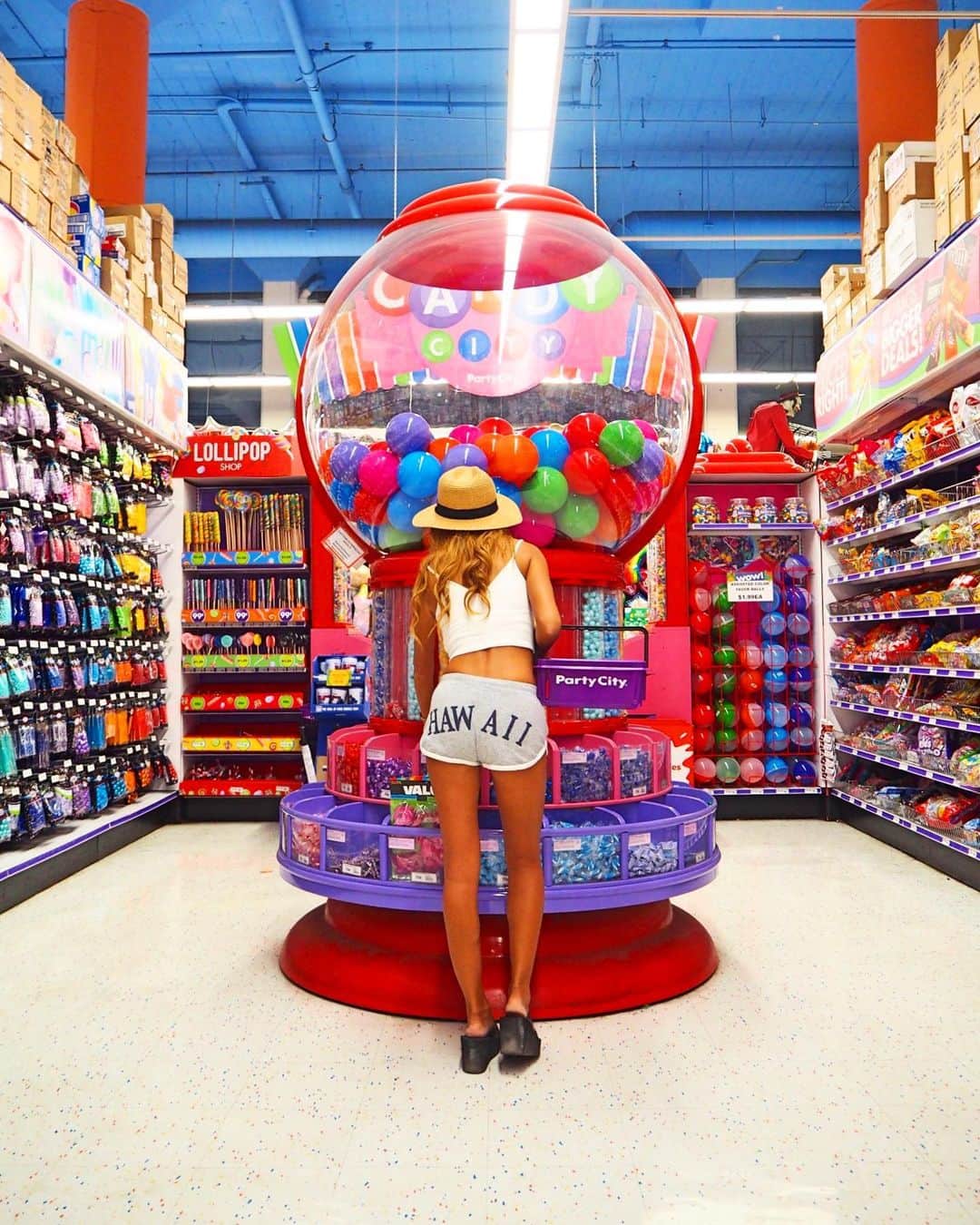 shihoのインスタグラム：「💗♥️🍭♥️💗 ・ Alohaのバルーンだったり 撮影アイテムはここ📍Party City で 買うことが多いよ！ Hawaiiに到着した次の日に そっこー行っちゃう。笑 ・ 写真の空間はぜーんぶキャンディー♡ 見てるだけでわくわくする この空間がたまらない🥳💗 ・ 撮影アイテムをたっくさん買って、 もちろんあめちゃんもね🤢笑 いざ出発！ ・ #hawaii#islandofoahu#oahu#ハワイ#trip #オアフ島#travel#loco_hawaii#travel_jp #funtorip#タビジョ#旅MUSE#genic_travel #genic_mag#たびねす#旅行#genic_hawaii #partycity#shop#colorful#candy#oahuhawaii #tabijyomap_hawaii#lealeahawaii#2020」