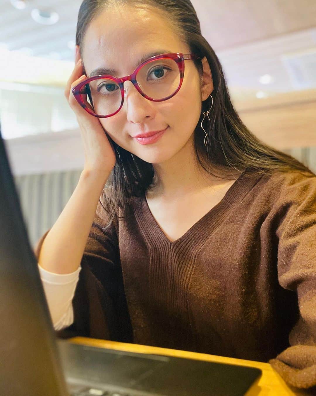 芥川舞子のインスタグラム：「. . 来期のヨガ指導者育成コース募集に向けて、最近は来る日も来る日もPCと向き合っています💻  来期は大幅にコースプランを増設します！ これまで１年プランのみだったところから、最短3ヶ月で修了できるプランも作りました。  11/1には公開・募集開始できるかと思います。 来期やその先に、いつかは。。。と検討してくださっている方には、あと少し、お待ちください。  #メガネはブルーライトカット用 #視力は2あります #フリダヤヨガ  @hridaya_yogaschool」