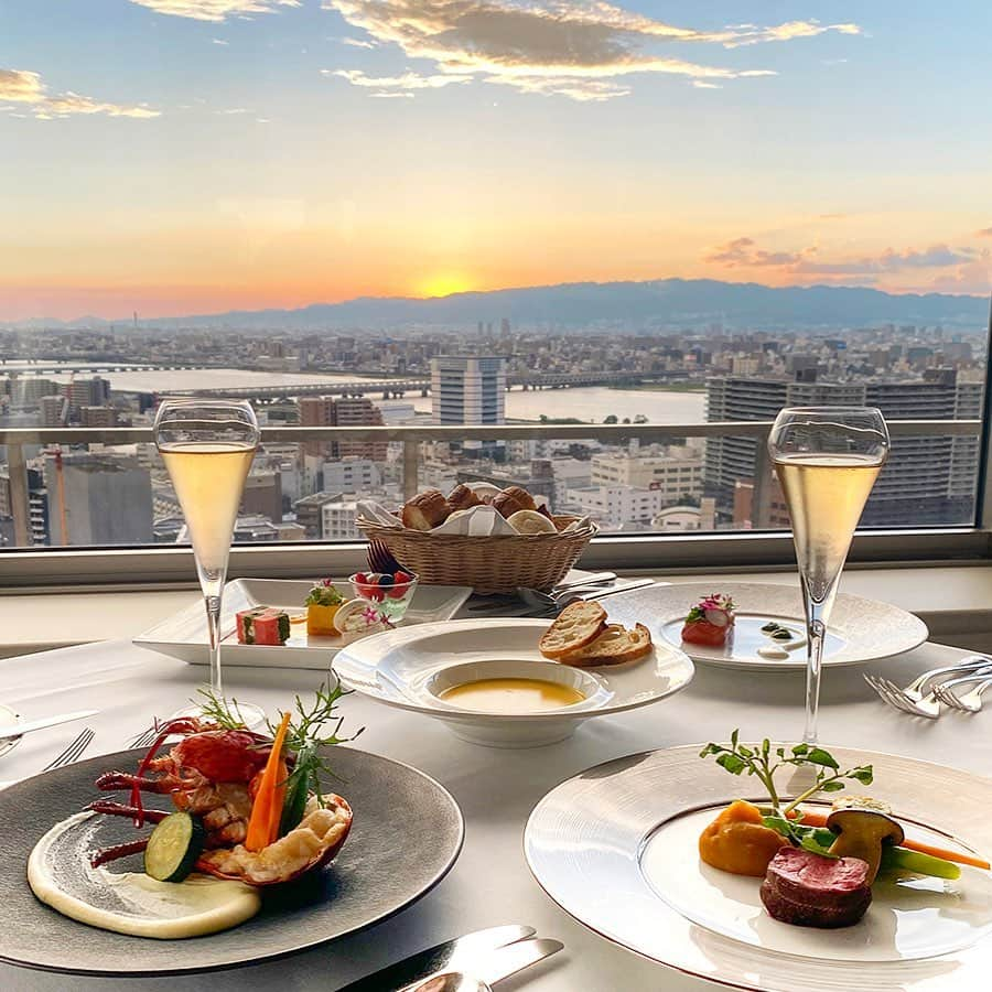 The Westin Osaka （ウェスティンホテル大阪）のインスタグラム：「最近は秋晴れが続いていますね🍂 21 階以上の高層階ラグジュアリールームでは、素敵なサンセットが望めます・・・🌃 ————————————————— #ステイケーション #おこもりステイ #ルームサービス #アマデウス #大阪 #大阪ホテル #GOTO トラベル #GOTO トラベルキャンペーン #GOTO キャンペーン #ホテル巡り #ホテル好きな人と繋がりたい #ラグジュアリーホテル #大人の贅沢 #ルームサービスディナー #ホテルステイ #大人の休日 #旅行好き女子 #タビジョ ————————————————— Tag @westinosaka to share your image with us. #WestinOsaka #ウェスティンホテル大阪」