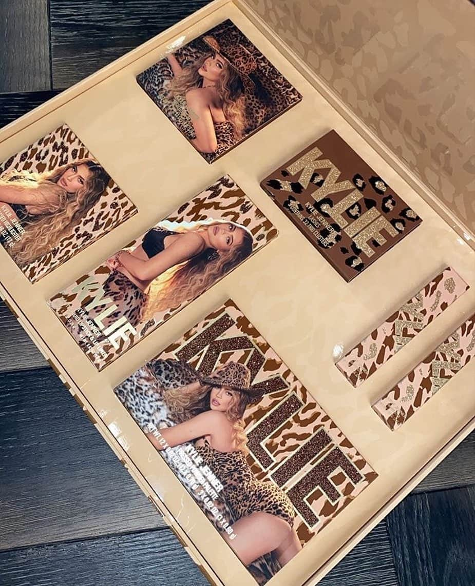 Kylie Cosmeticsさんのインスタグラム写真 - (Kylie CosmeticsInstagram)「thanks for all the love on our newest collection 💕🐆 what did you pick up? shop the collection now on kyliecosmetics.com」10月27日 12時06分 - kyliecosmetics