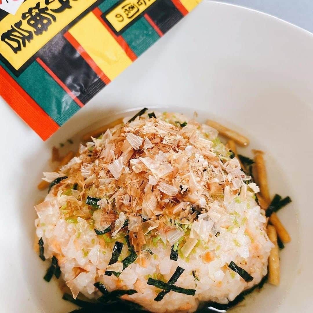 味ひとすじ　永谷園さんのインスタグラム写真 - (味ひとすじ　永谷園Instagram)「「鮭フレーク焼きおにぎり茶づけ」🍙 ごま油でおにぎりを焼くと、より香ばしく、美味しくなります❣ ちょっとした工夫でいつもと一味違う贅沢なおにぎり茶づけが完成！ぜひ味わってみてください✨ ・  こちらの素敵なお写真は @fukuinokomeyaさんの1枚です。 ・ 永谷園公式Instagramアカウントです。  ・  永谷園の商品情報や、商品を使ったアレンジレシピのお写真を紹介しています✨  #永谷園レシピ をつけて投稿してくださったお写真は、 当アカウントで紹介させていただくことがあります😊  ぜひハッシュタグをつけて投稿してみてくださいね！  ・  #永谷園 #おうちごはん #家ごはん #簡単ごはん #簡単レシピ #時短 #時短レシピ #時短ごはん #手料理グラム #手作りご飯 #料理好きな人と繋がりたい #アレンジレシピ  #キッチングラム #朝ごはん #お昼ごはん #夜ごはん #ごはん記録 #料理記録 #手料理 #料理部 #手作りごはん #料理 #料理好き #デリスタグラム #献立 #お茶づけの素 #お茶づけ海苔 #お茶漬け #鮭おにぎり」10月27日 12時00分 - nagatanien_jp