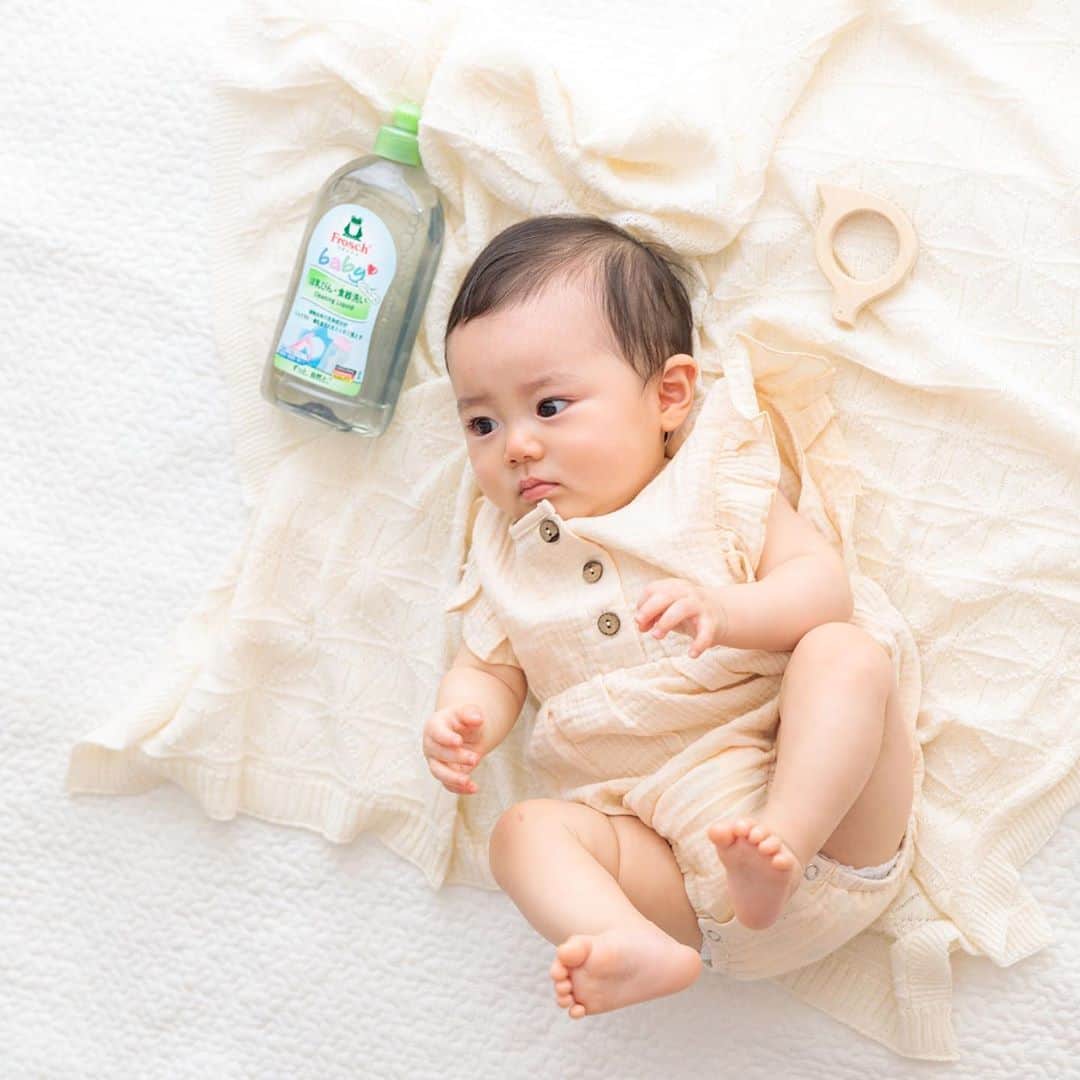 Frosch（フロッシュ）さんのインスタグラム写真 - (Frosch（フロッシュ）Instagram)「乾燥する冬の時期、特に手荒れが気になりますよね。❄️ さらに今年は、手洗いや消毒頻度の増加でいつも以上に手がカサカサに・・・  デリケートな赤ちゃんの肌に触れることが多いママたちの手肌を守りたくて、フロッシュの食器用洗剤は、負担の少ない“弱酸性＆ノンアルコール処方”にこだわりました。 手肌の水分を逃しにくいので、手肌へのダメージが少なく、手荒れしにくい食器用洗剤です。  愛用中のママたちからも、洗った後も乾燥しにくくなった、ハンドクリームを使う回数が減った、などの嬉しいお声もいただいています。  繊細な赤ちゃんの肌にもやさしい、すべすべママの手でいたいですよね🍼 これから乾燥しやすい季節。フロッシュのやさしさをぜひ体感してみてください。 ※アルコールとはエタノールのことです。  #赤ちゃんのいる暮らし #赤ちゃん #赤ちゃんのいる生活 #子育てママ #ママ #哺乳瓶 #ベビー用品 #ハンドクリーム #弱酸性 #ベビー #地球にやさしい #サスティナブル #sustainable #エシカル #丁寧な暮らし #SDGs #エコ #eco #自然にやさしい #手肌にやさしい #食器用洗剤 #フロッシュのある暮らし #フロッシュ #Frosch #おうち時間 #おうちじかん #home #lifestyle #ライフスタイル」10月27日 12時00分 - frosch.jp