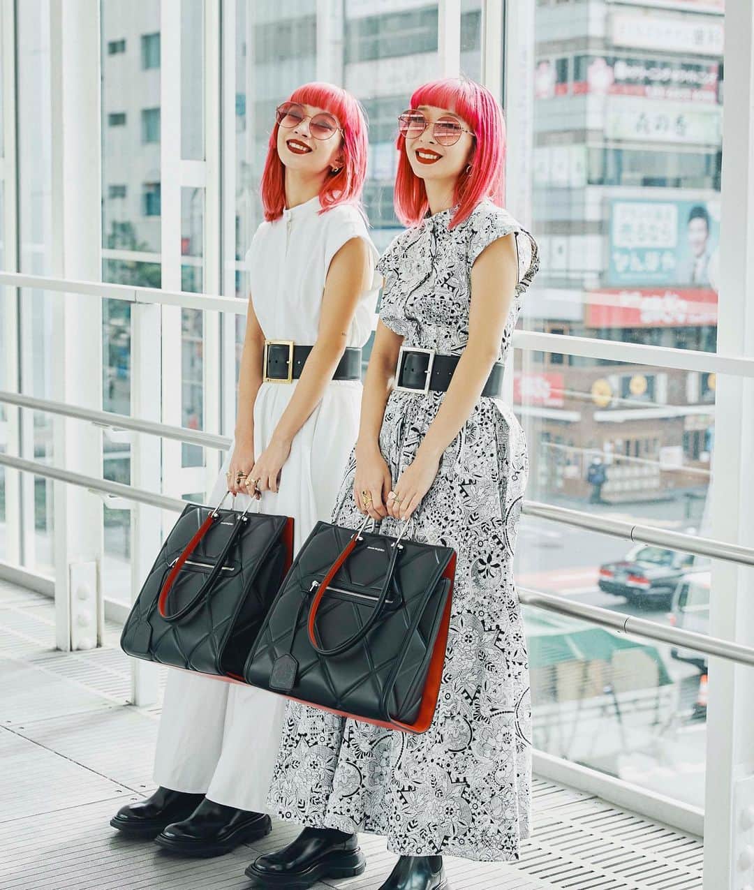AMIさんのインスタグラム写真 - (AMIInstagram)「The Tall Story is an elegant color combination of black and red. This bag is my favorite because it's functional and can be used in two ways🤍  #McQueenStory #McQueenTreads #McQueenEyewear #Omotesandostore  @alexandermcqueen」10月27日 12時00分 - amixxamiaya